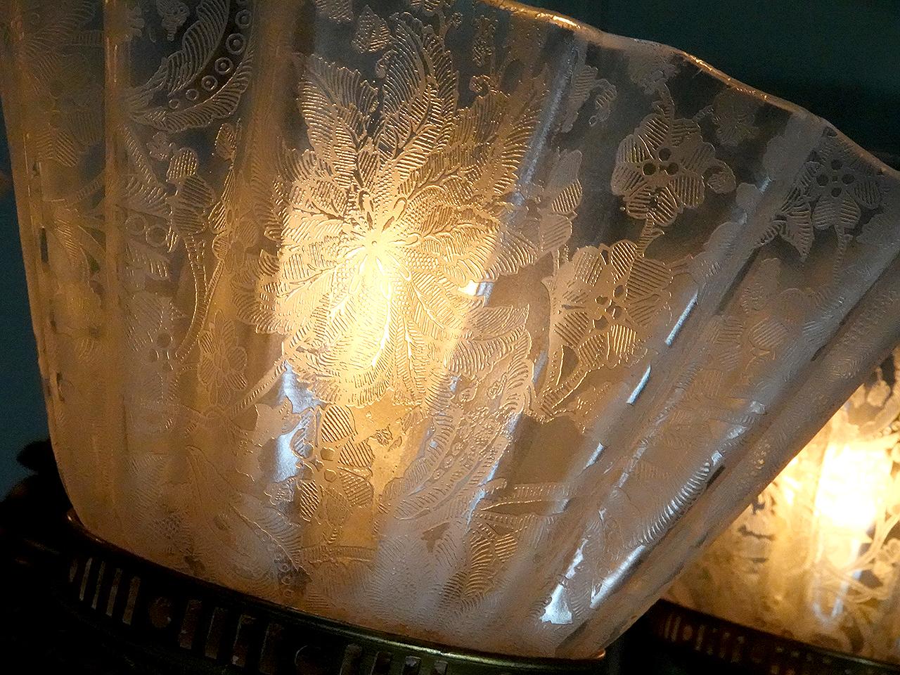 Mit einem Durchmesser von 28 Zoll und 5 kompletten, hochdekorativen Öllampen präsentiert sich dieser Kronleuchter als eine sehr beeindruckende Leuchte. Jede Lampe hat einen Kamin aus klarem Glas und einen geätzten und ausgestellten Petticoat-Schirm
