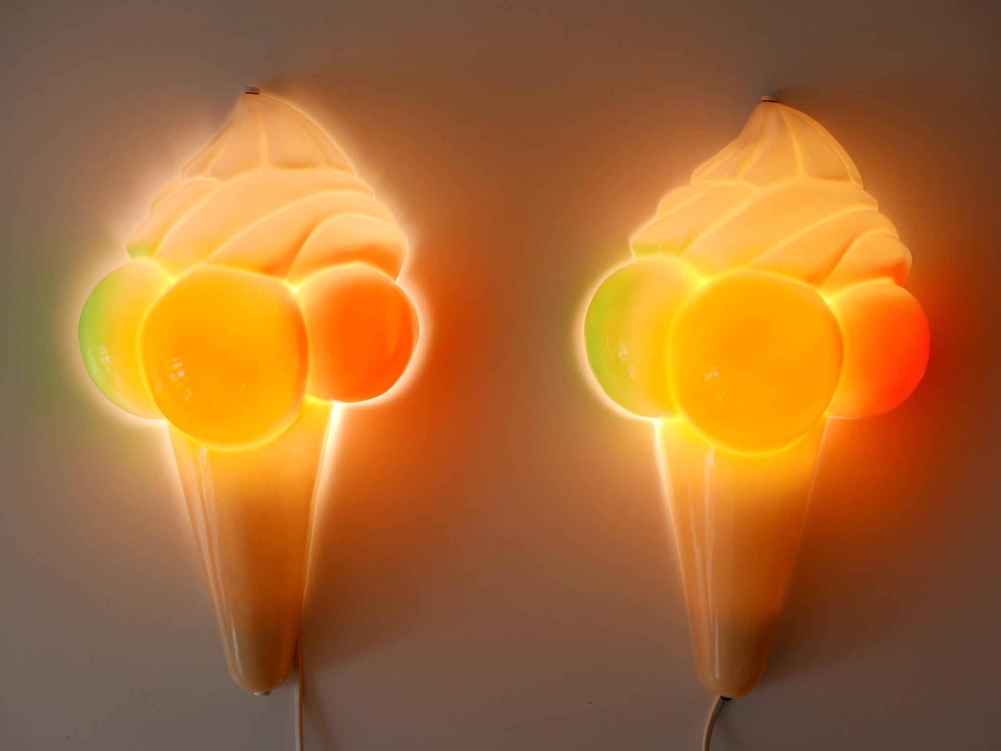 Rara e molto decorativa applique d'epoca a forma di cono gelato. Progettato e prodotto probabilmente in Germania, negli anni '80.

Realizzata in plastica colorata e metallo, la lampada da parete è eseguita con  1 x E27 / E26  Attacco per lampadina a
