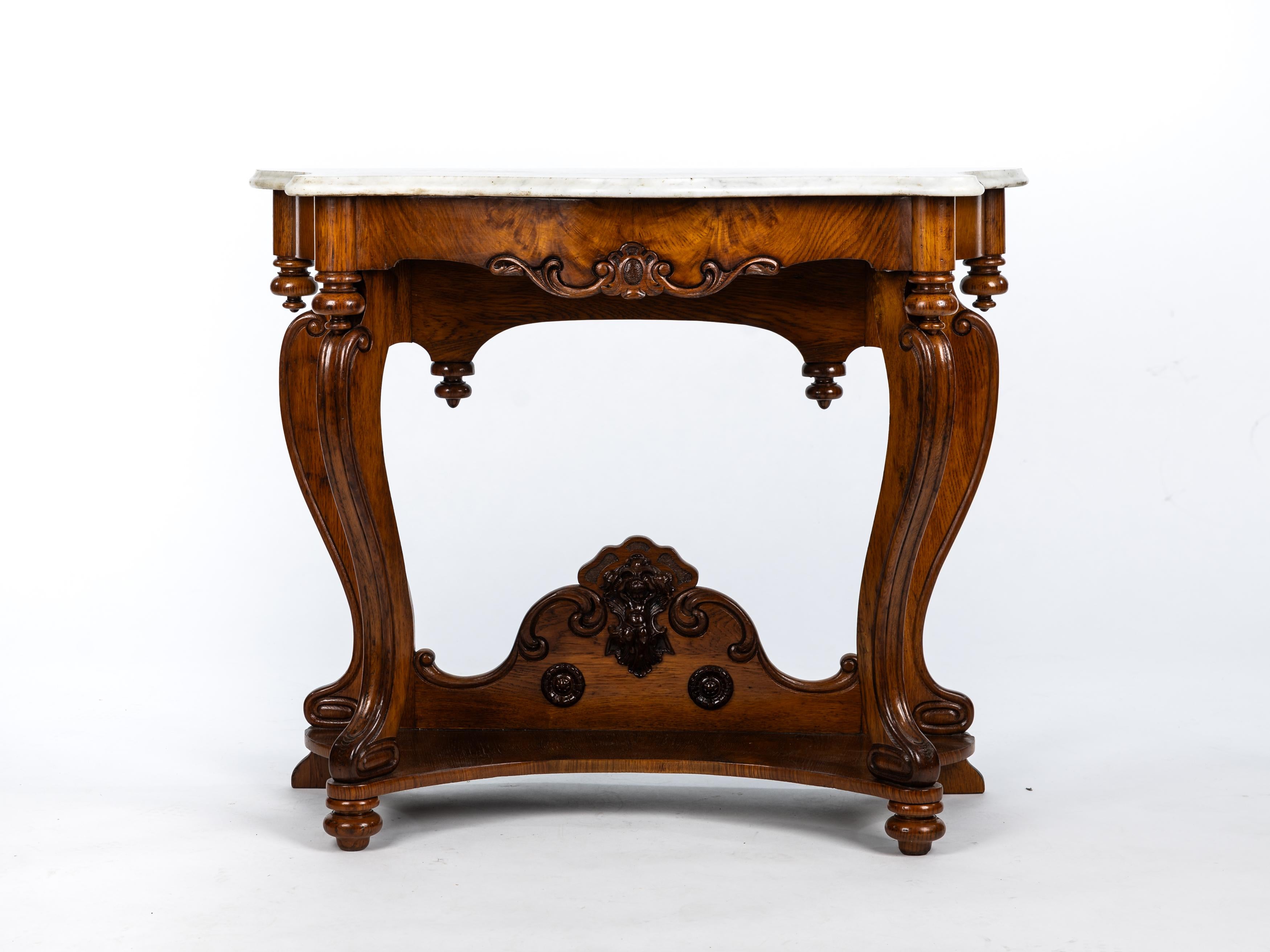 Console murale Louis Philippe en bois sculpté à la main d'un goût particulier, avec un plateau en marbre blanc, fabriquée en France vers 1850.

Le design exceptionnellement magnifique de la console a une construction en épicéa avec des parties en