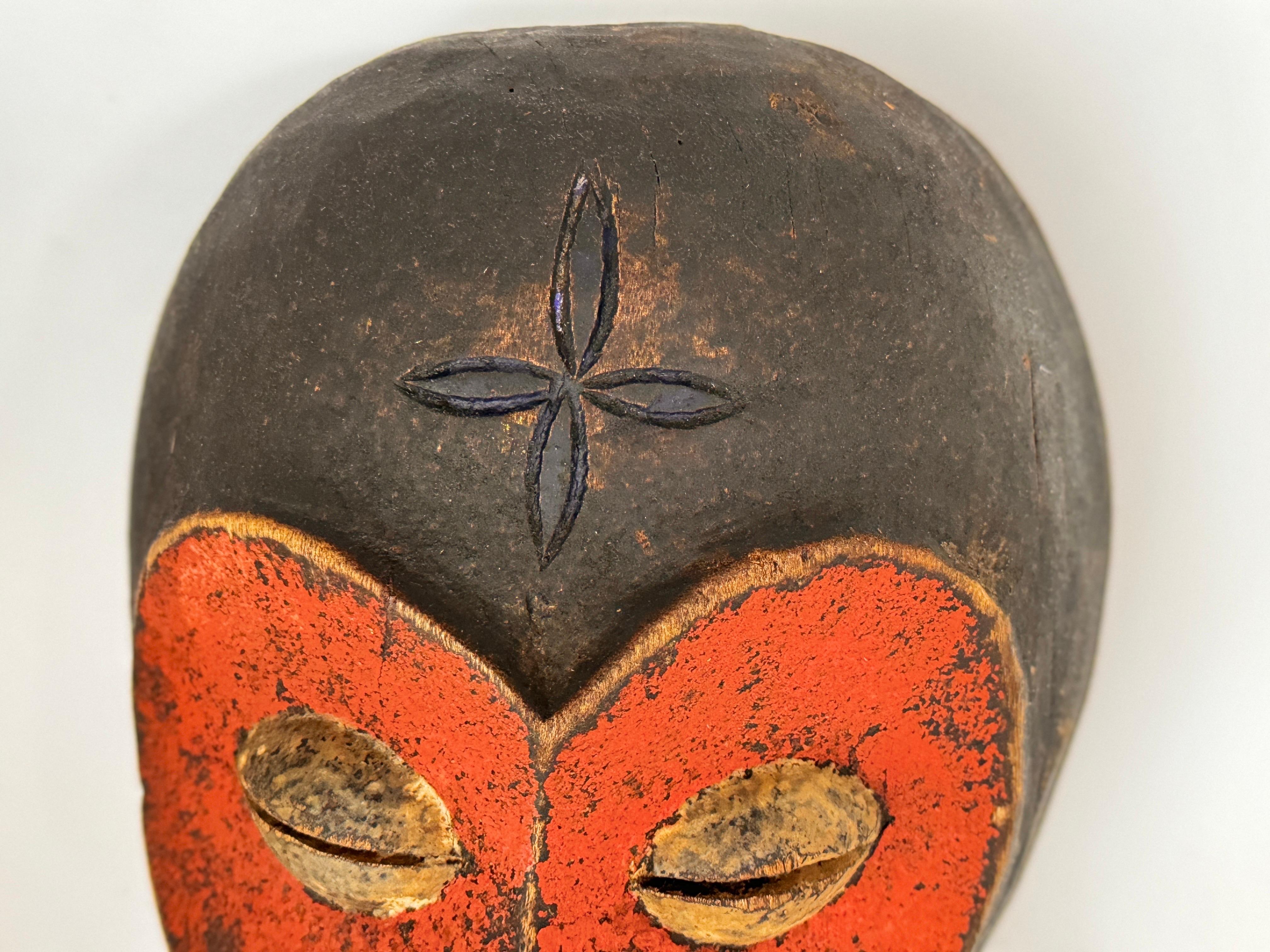 Congolais Masque africain en bois très décoratif en vente