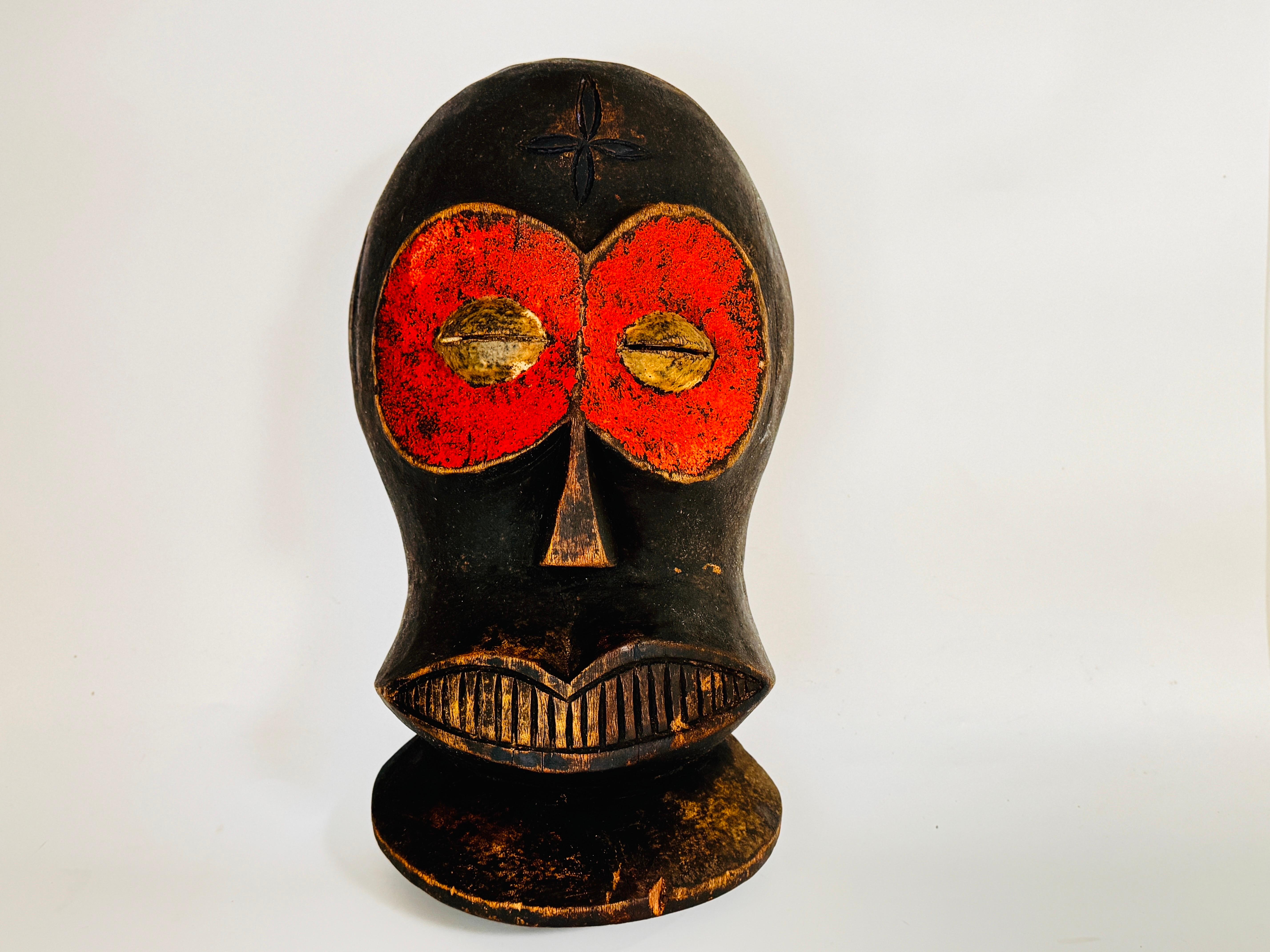 20ième siècle Masque africain en bois très décoratif en vente