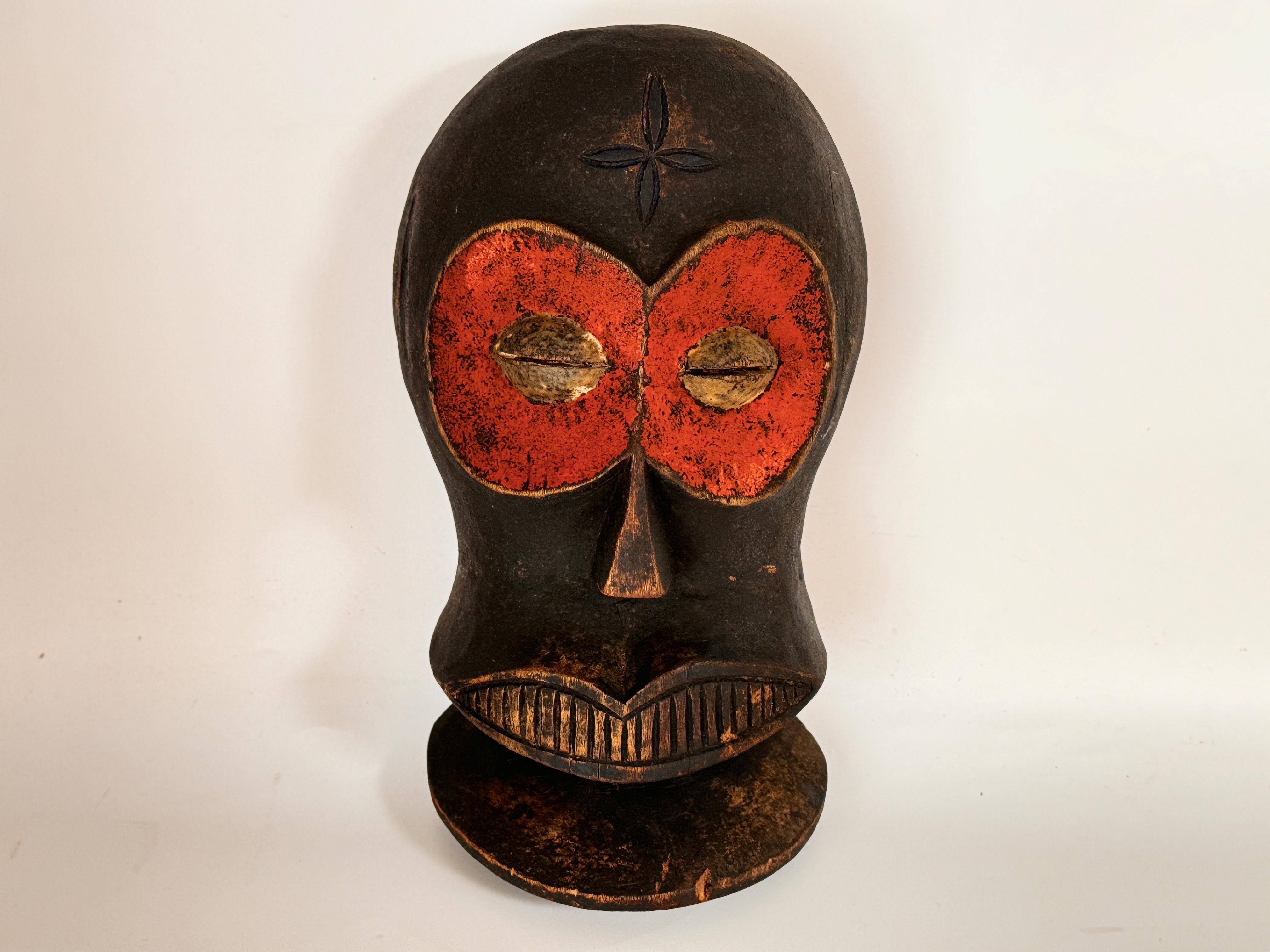 Masque africain en bois très décoratif en vente 1