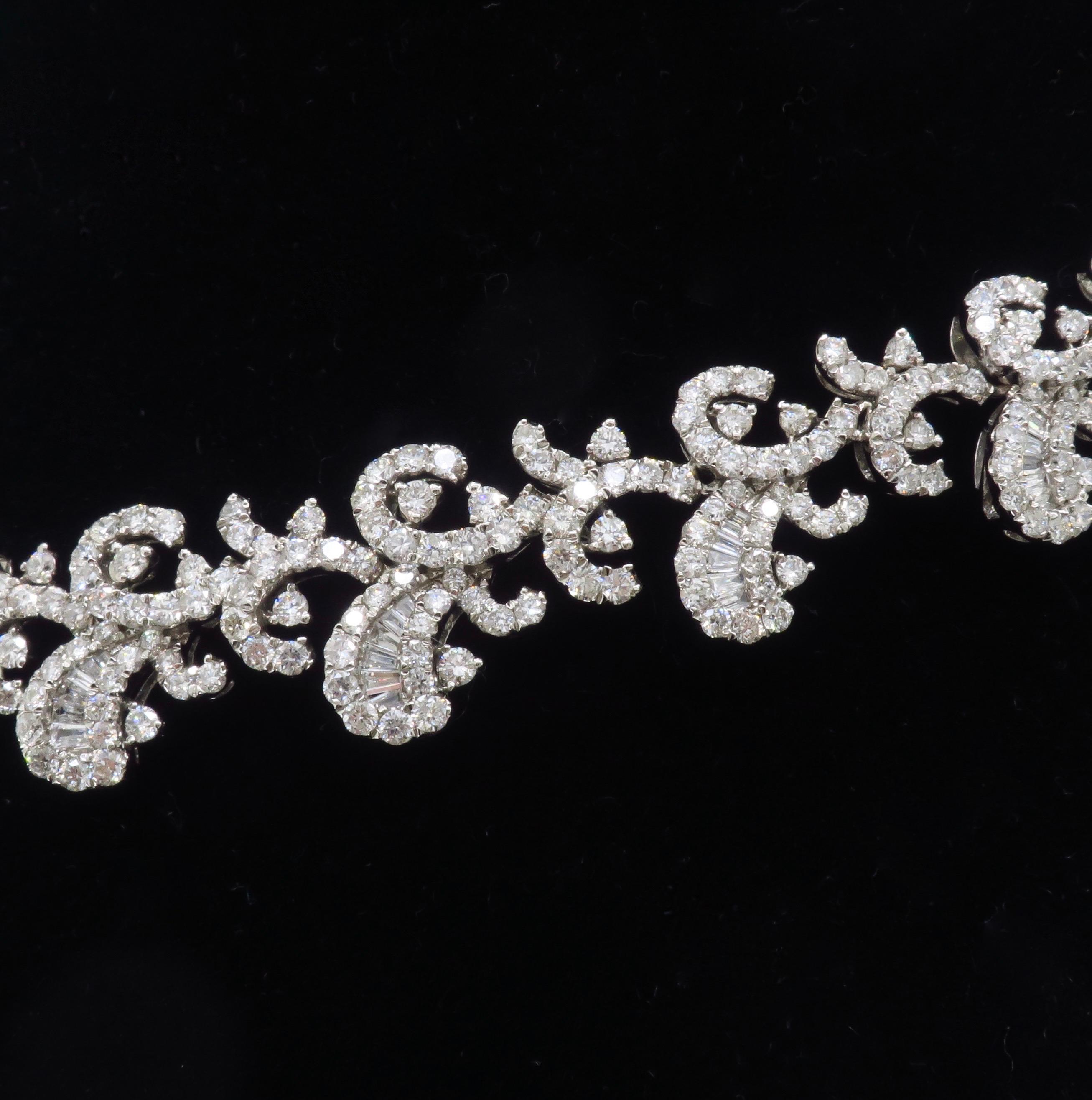 Collier en or blanc 18k composé de diamants très détaillés d'une valeur de 18.96CTW  en vente 2