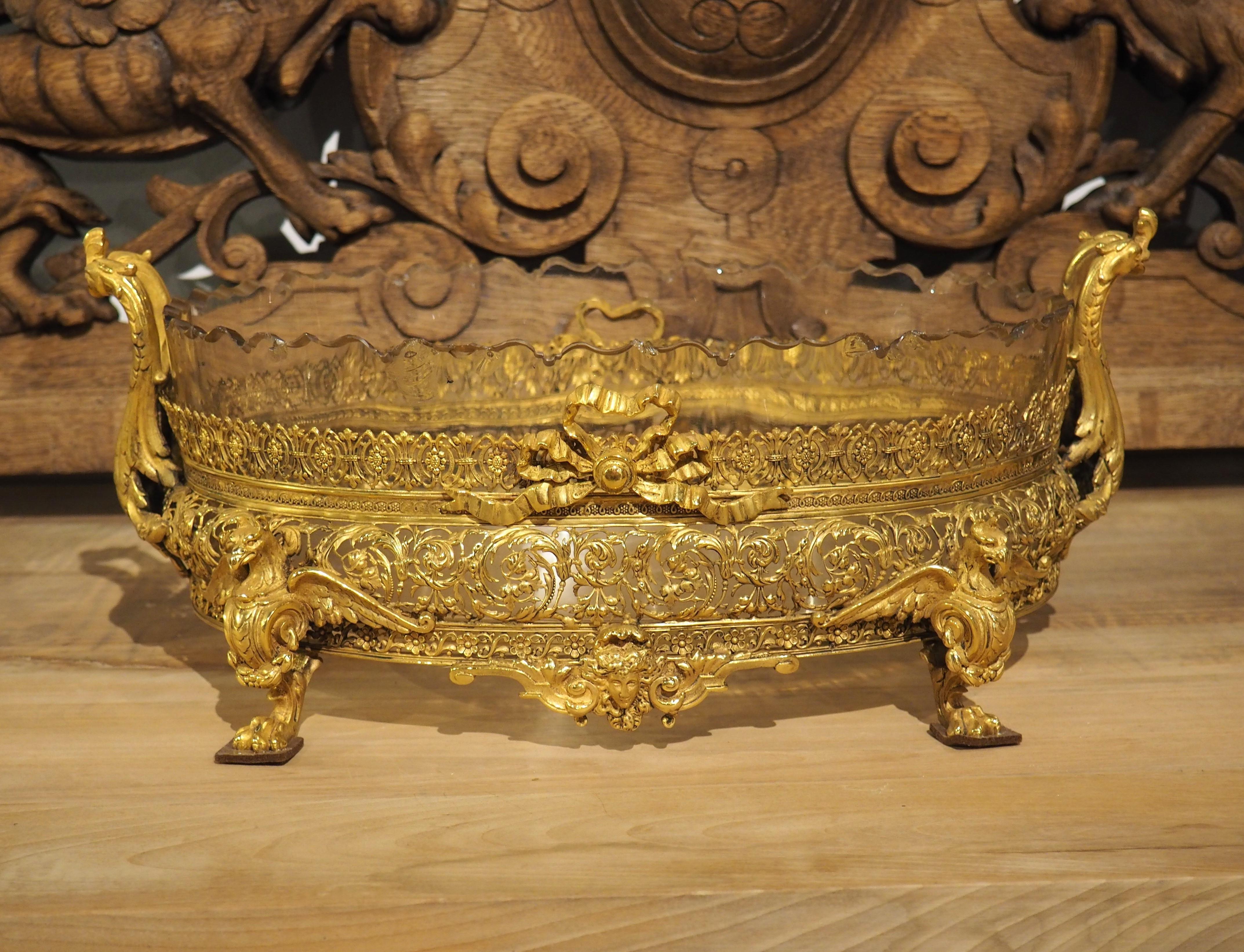 Hochdetaillierter französischer Tafelaufsatz aus vergoldeter Bronze und Glas aus Bronze und Glas Jardiniere, um 1885 im Angebot 5