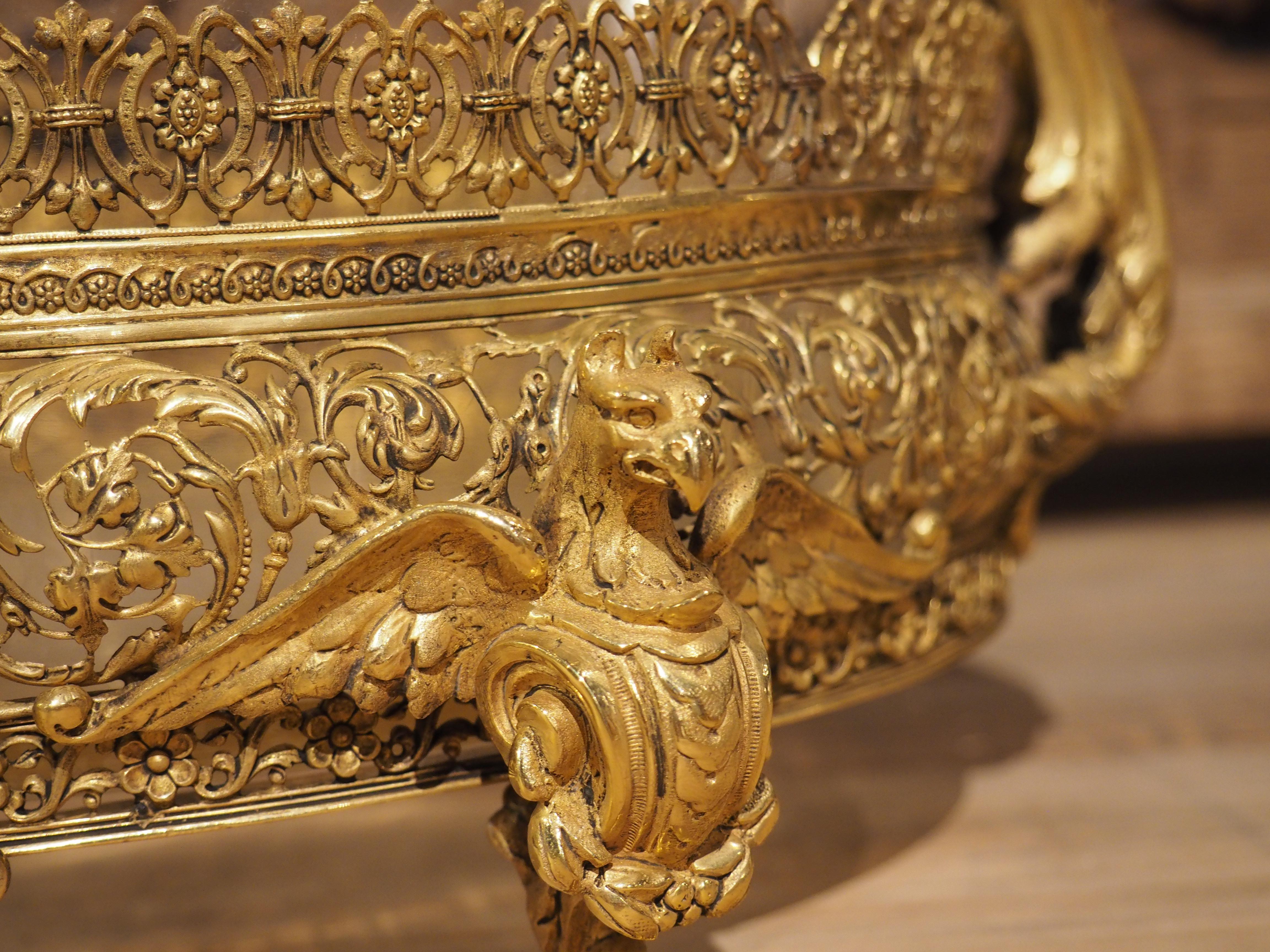 Hochdetaillierter französischer Tafelaufsatz aus vergoldeter Bronze und Glas aus Bronze und Glas Jardiniere, um 1885 im Angebot 6