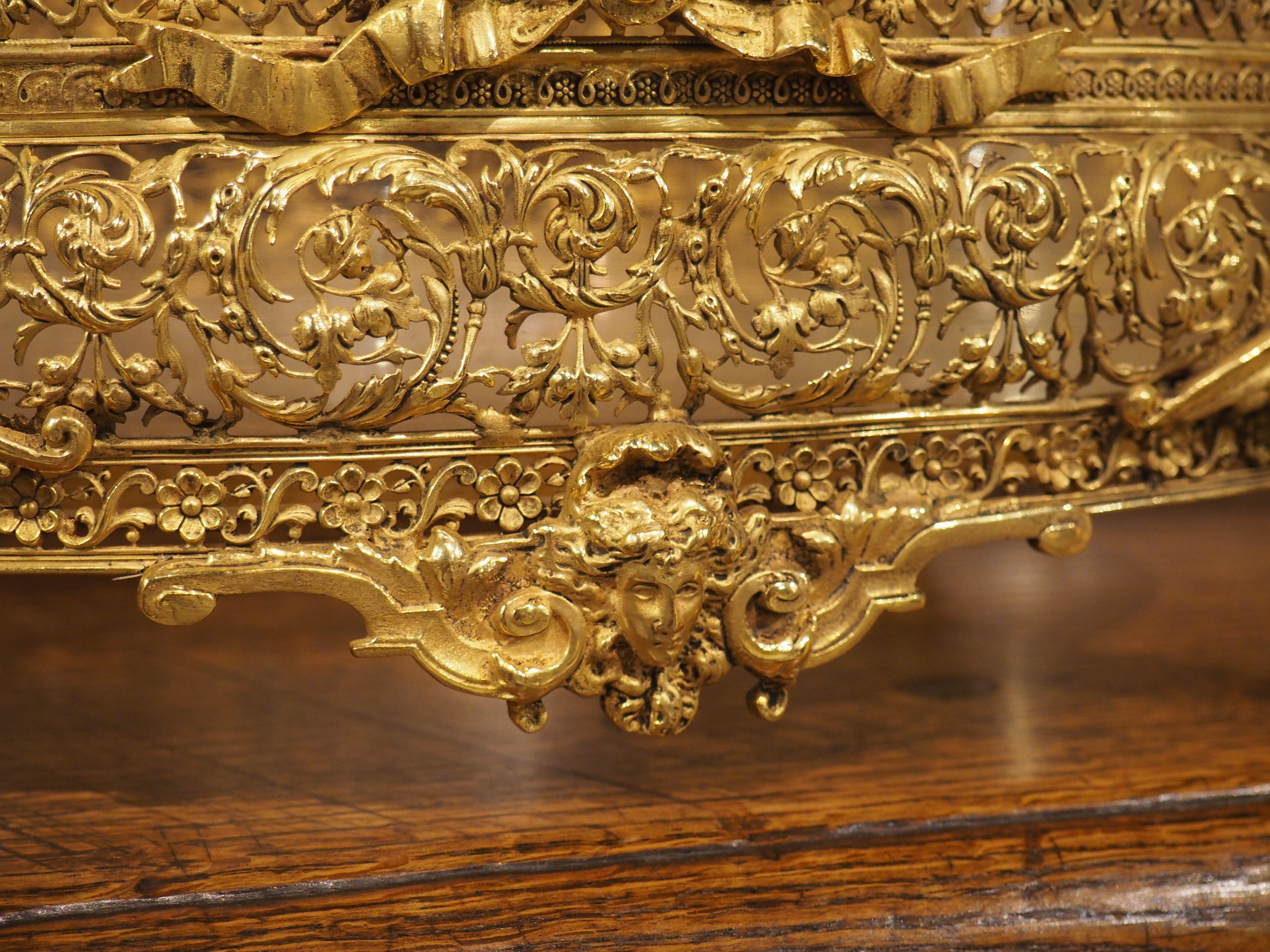 Hochdetaillierter französischer Tafelaufsatz aus vergoldeter Bronze und Glas aus Bronze und Glas Jardiniere, um 1885 im Angebot 9