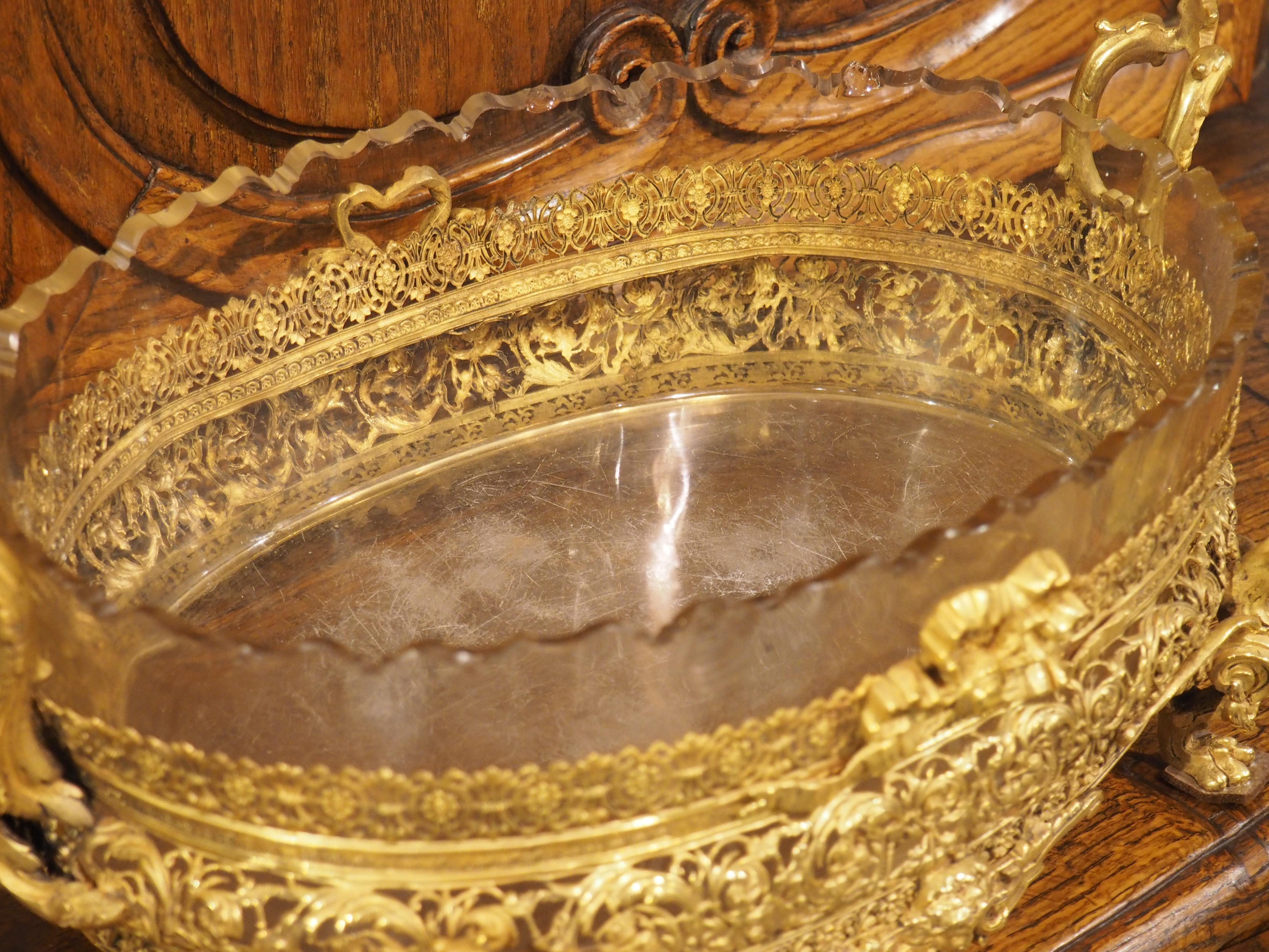 Diese französische Jardiniere aus vergoldeter Bronze und Glas stammt aus der Zeit um 1885 und besticht durch ihre vielen Details. Das Ergebnis ist ein wunderschöner, durchbrochener ovaler Hauptkörper, der von einem stark gewundenen Glaseinsatz mit