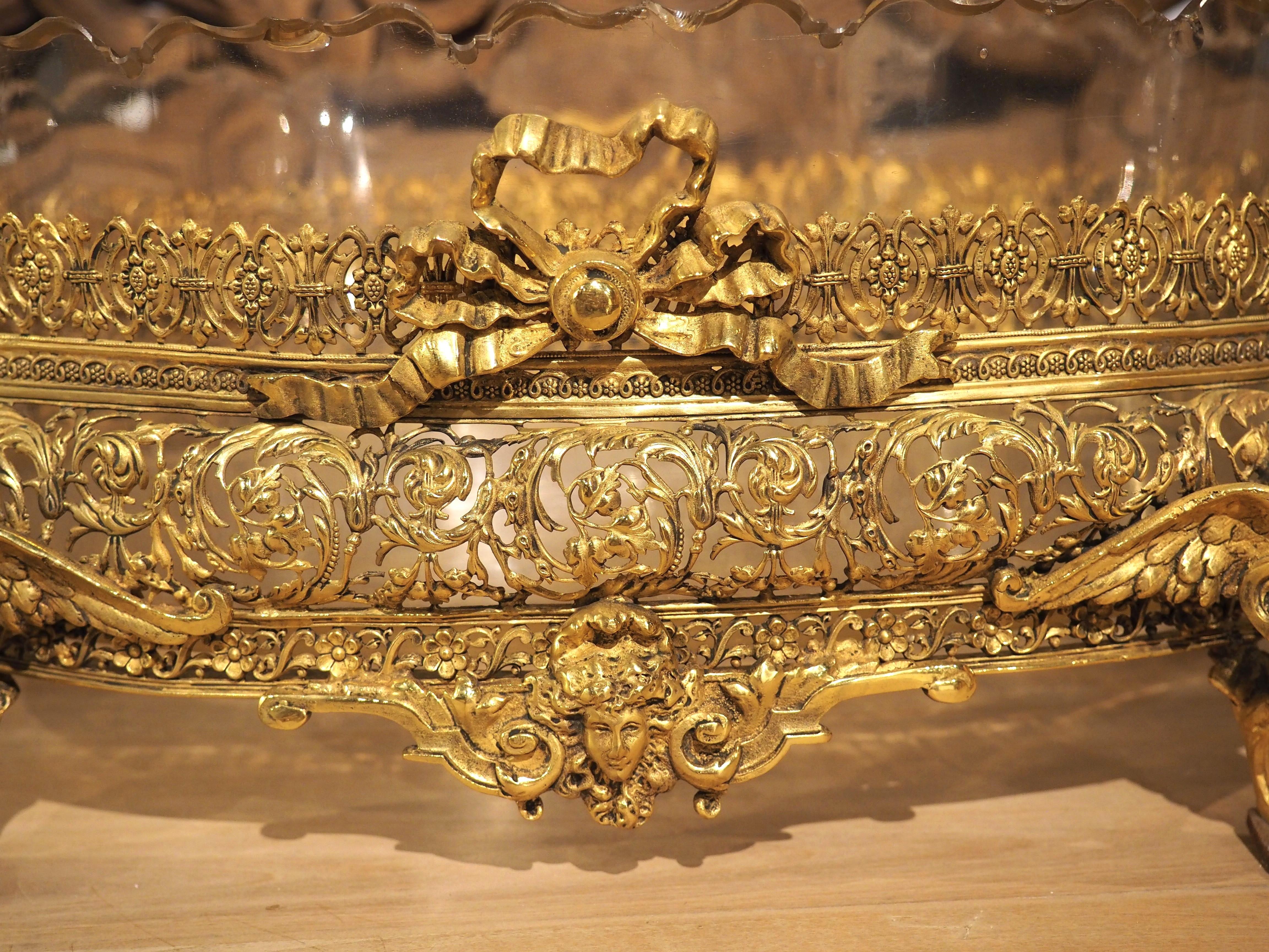 Hochdetaillierter französischer Tafelaufsatz aus vergoldeter Bronze und Glas aus Bronze und Glas Jardiniere, um 1885 (Französisch) im Angebot