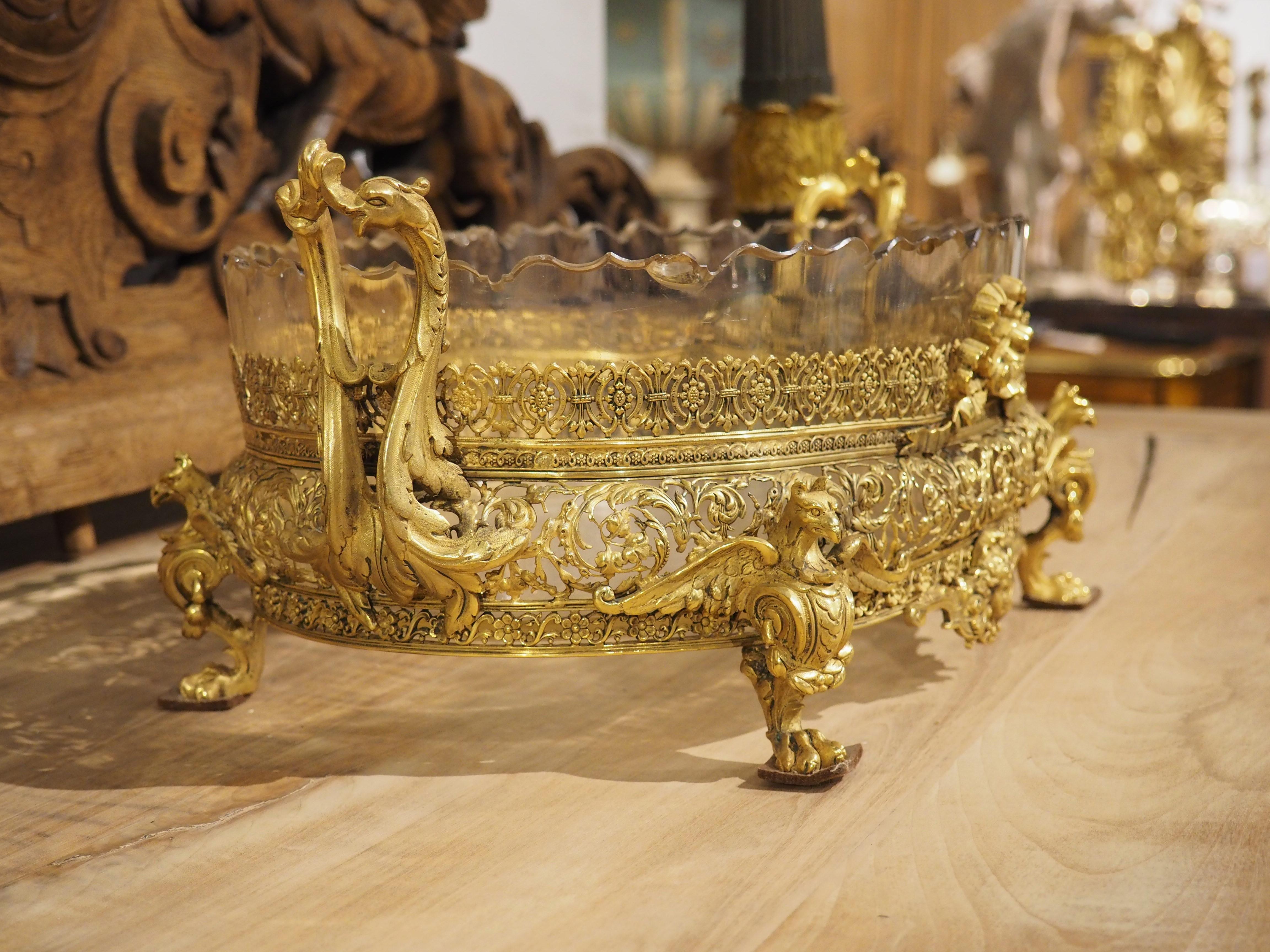 Hochdetaillierter französischer Tafelaufsatz aus vergoldeter Bronze und Glas aus Bronze und Glas Jardiniere, um 1885 (Metall) im Angebot