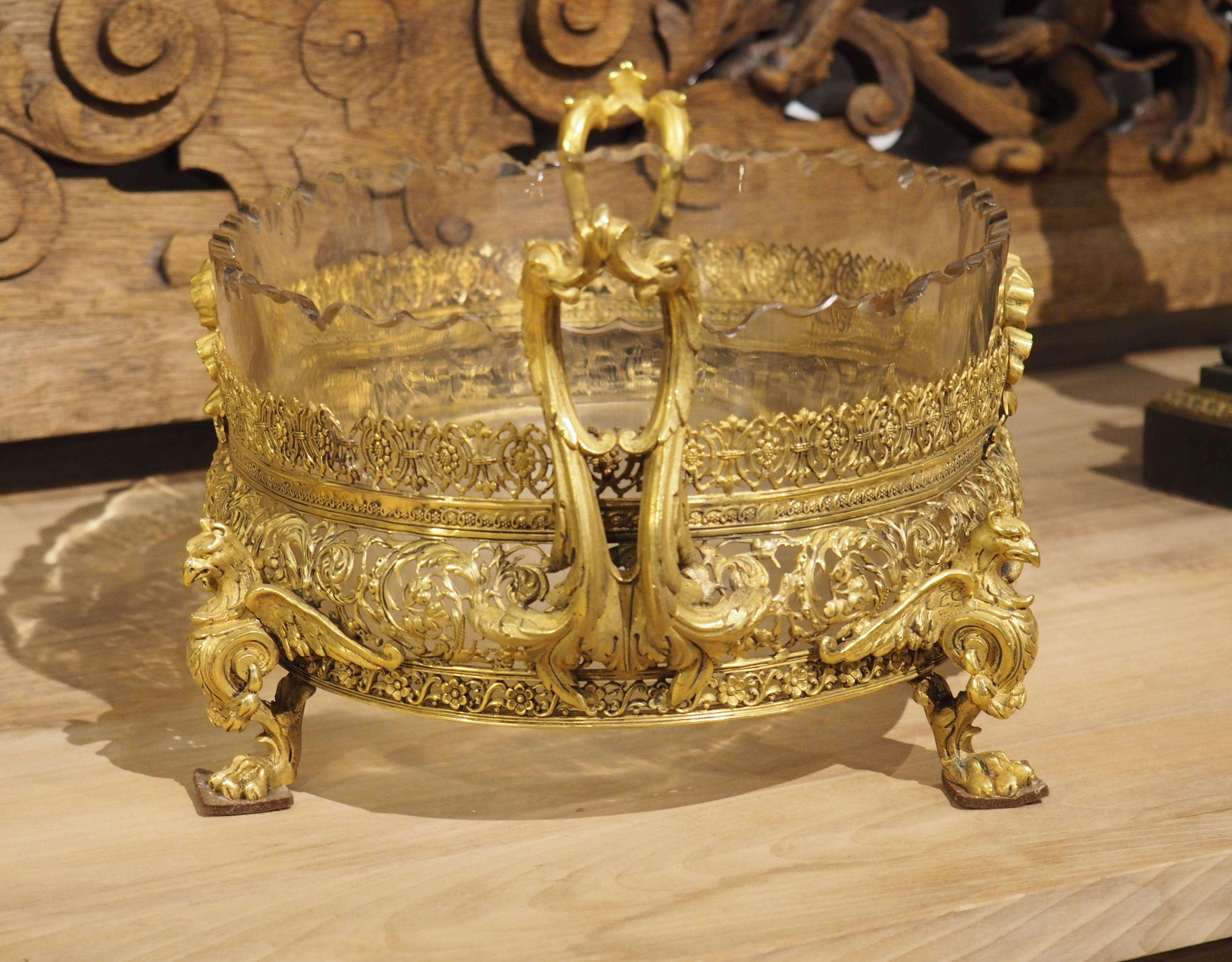 Hochdetaillierter französischer Tafelaufsatz aus vergoldeter Bronze und Glas aus Bronze und Glas Jardiniere, um 1885 im Angebot 1