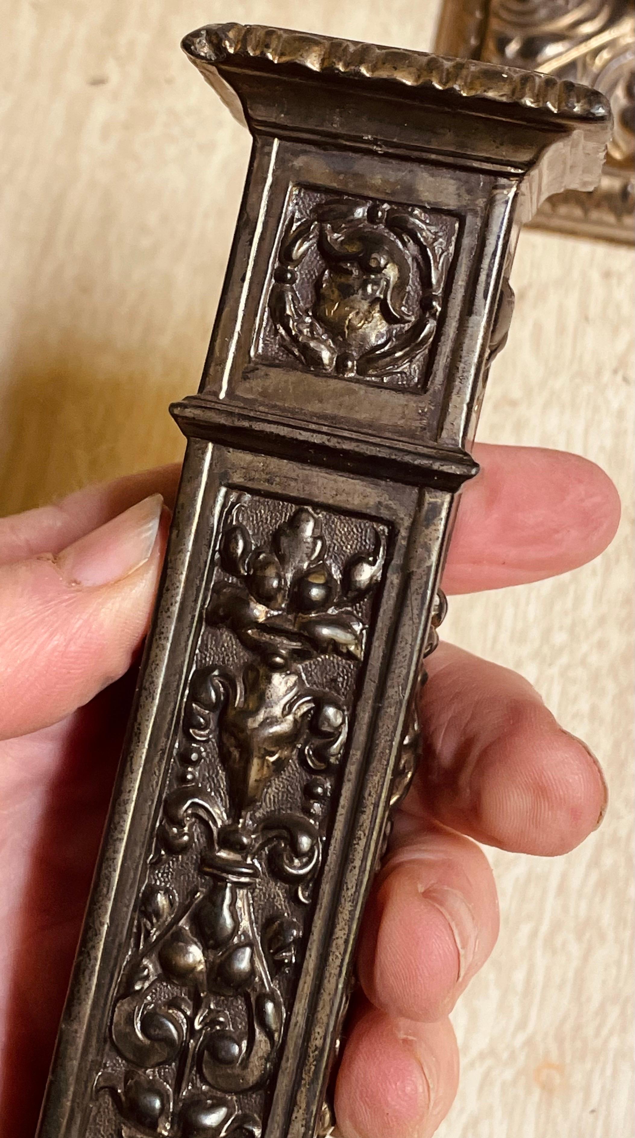 Si tratta di una fantastica coppia di candelabri gotici in metallo pesante in rilievo con favolose decorazioni che includono il vento del nord sulla base, un ariete sui lati che sono entrambi circondati da fitte decorazioni in rilievo e ci sono