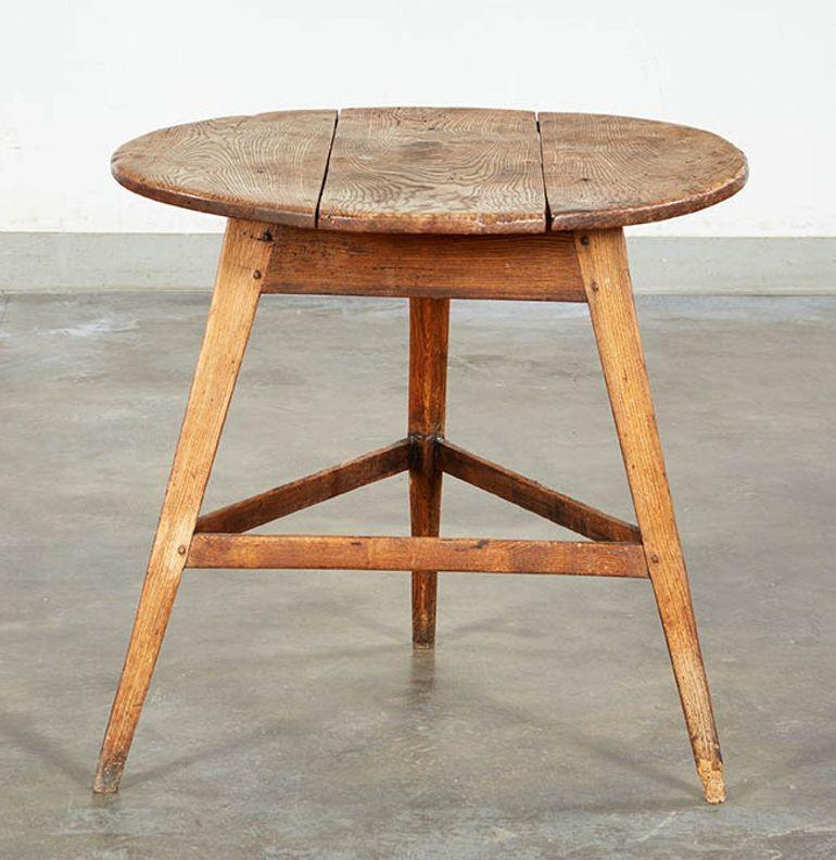 Highly Figured Welsh Cricket Table In Good Condition In Greenwich, CT