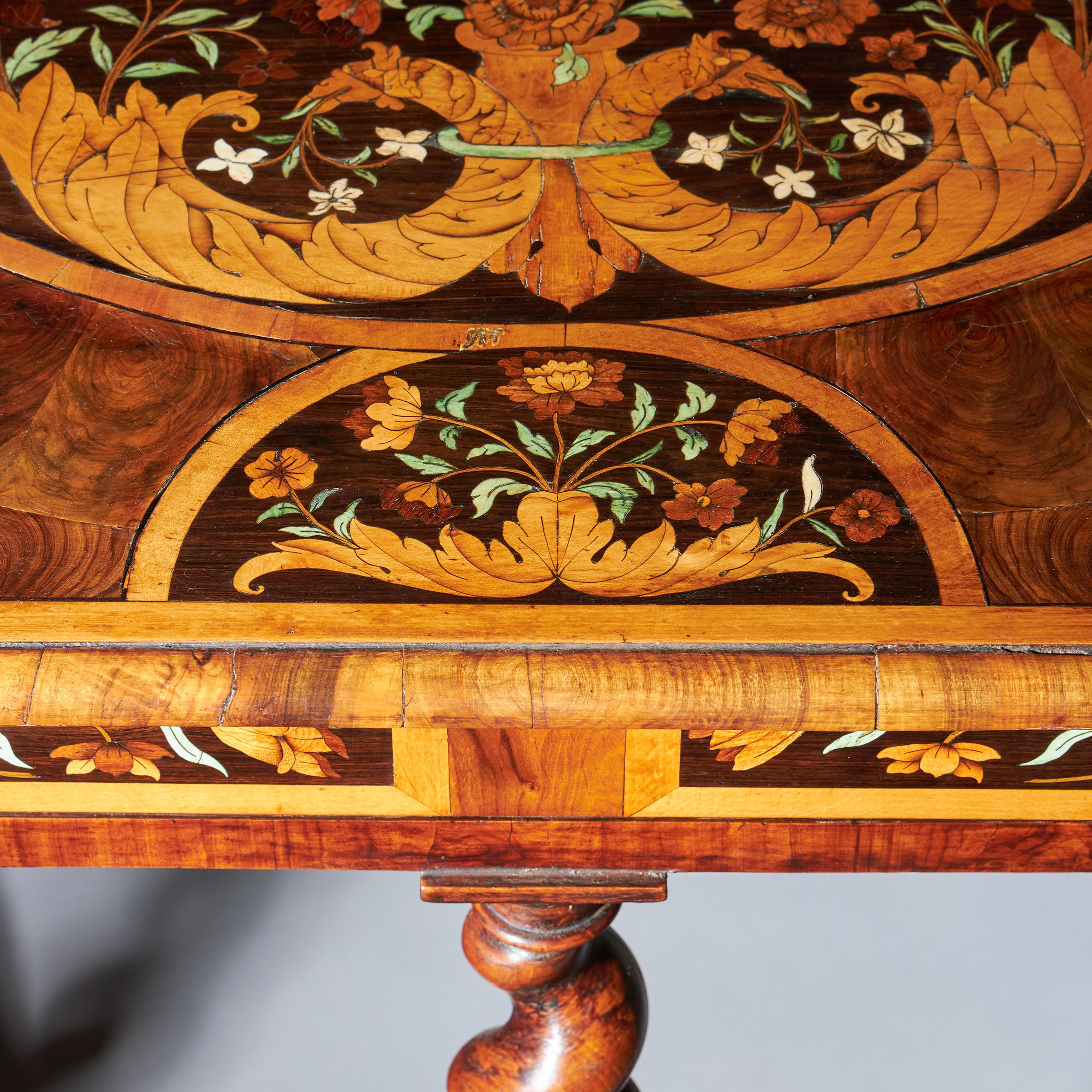 Très importante table en marqueterie florale Charles II du 17ème siècle par Gerrit Jensen en vente 4