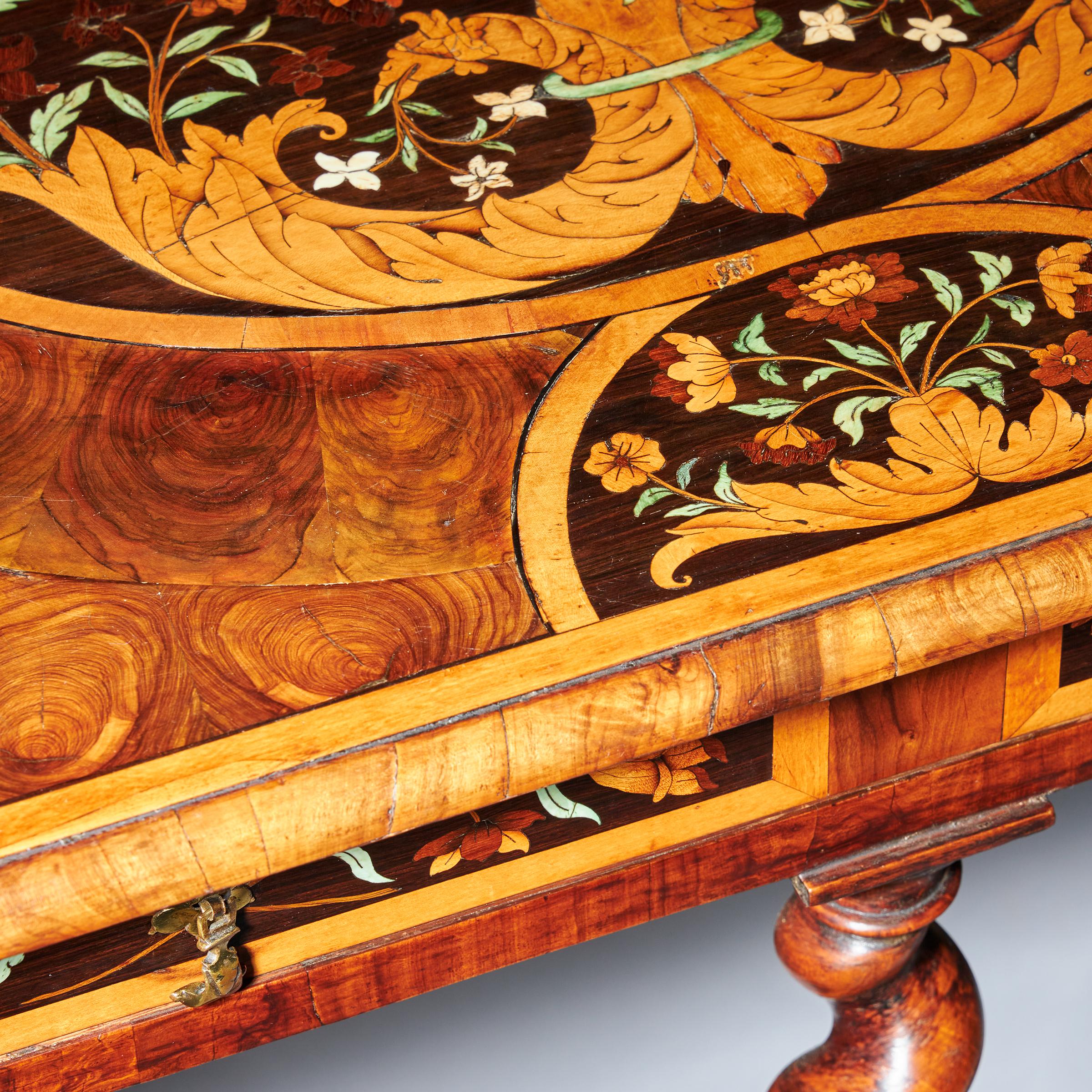 Très importante table en marqueterie florale Charles II du 17ème siècle par Gerrit Jensen en vente 5