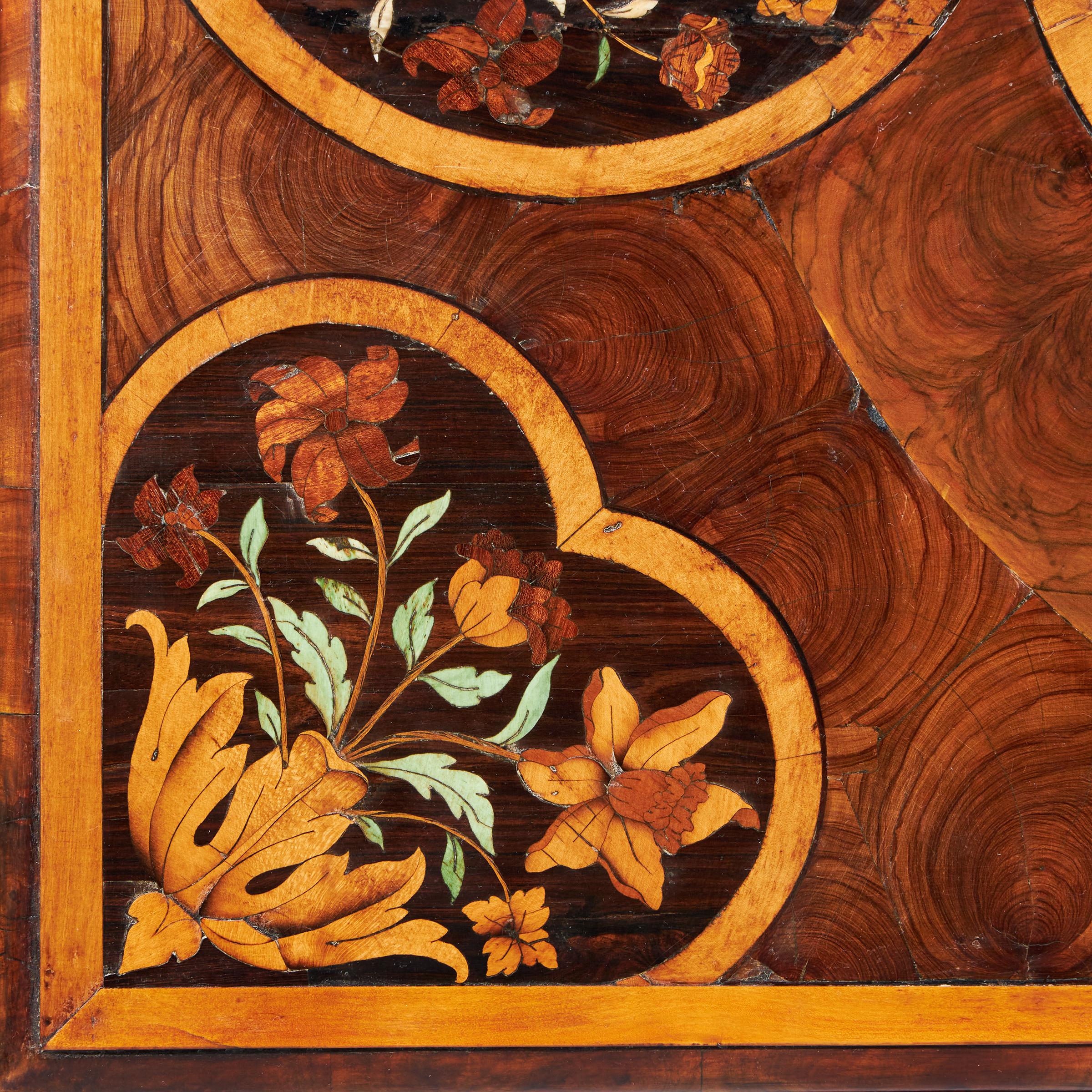 Très importante table en marqueterie florale Charles II du 17ème siècle par Gerrit Jensen en vente 9