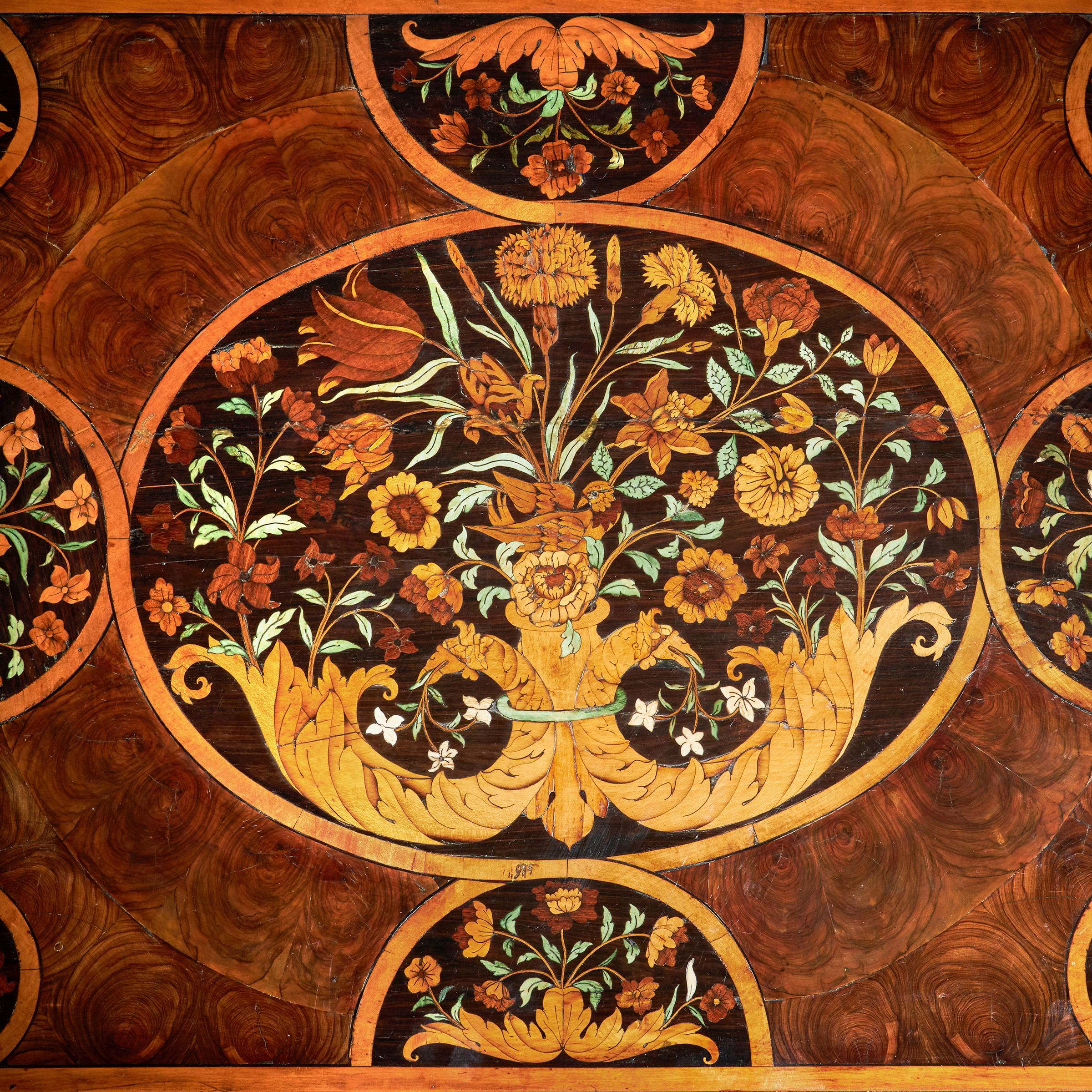 Très importante table en marqueterie florale Charles II du 17ème siècle par Gerrit Jensen en vente 10