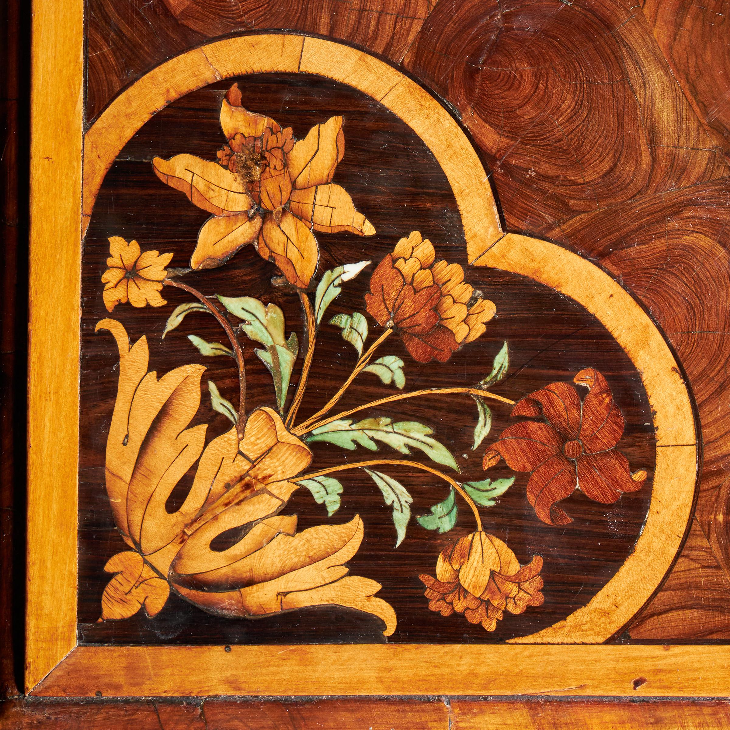 Très importante table en marqueterie florale Charles II du 17ème siècle par Gerrit Jensen en vente 12