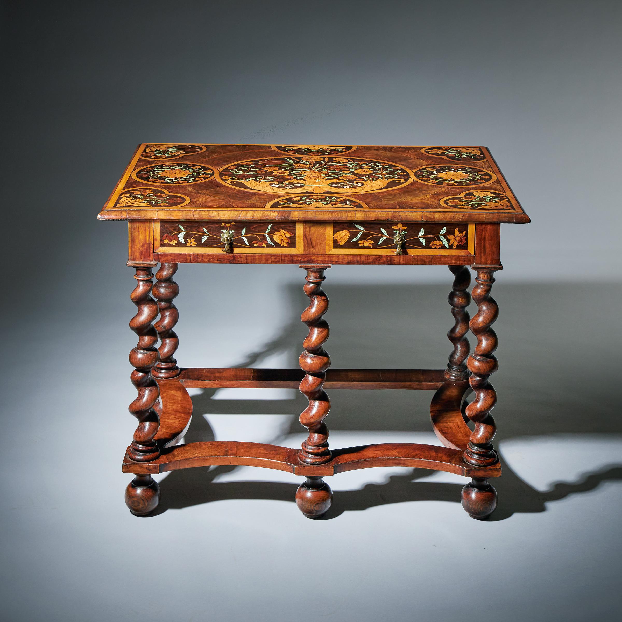 Importante table Charles II en marqueterie d'huîtres olivâtres et de fleurs
Attribution ferme à l'ébéniste royal Gerrit Jensen, vers 1680. Angleterre

Cette rare et exceptionnelle table d'époque Charles II du XVIIe siècle est un exemple magistral de