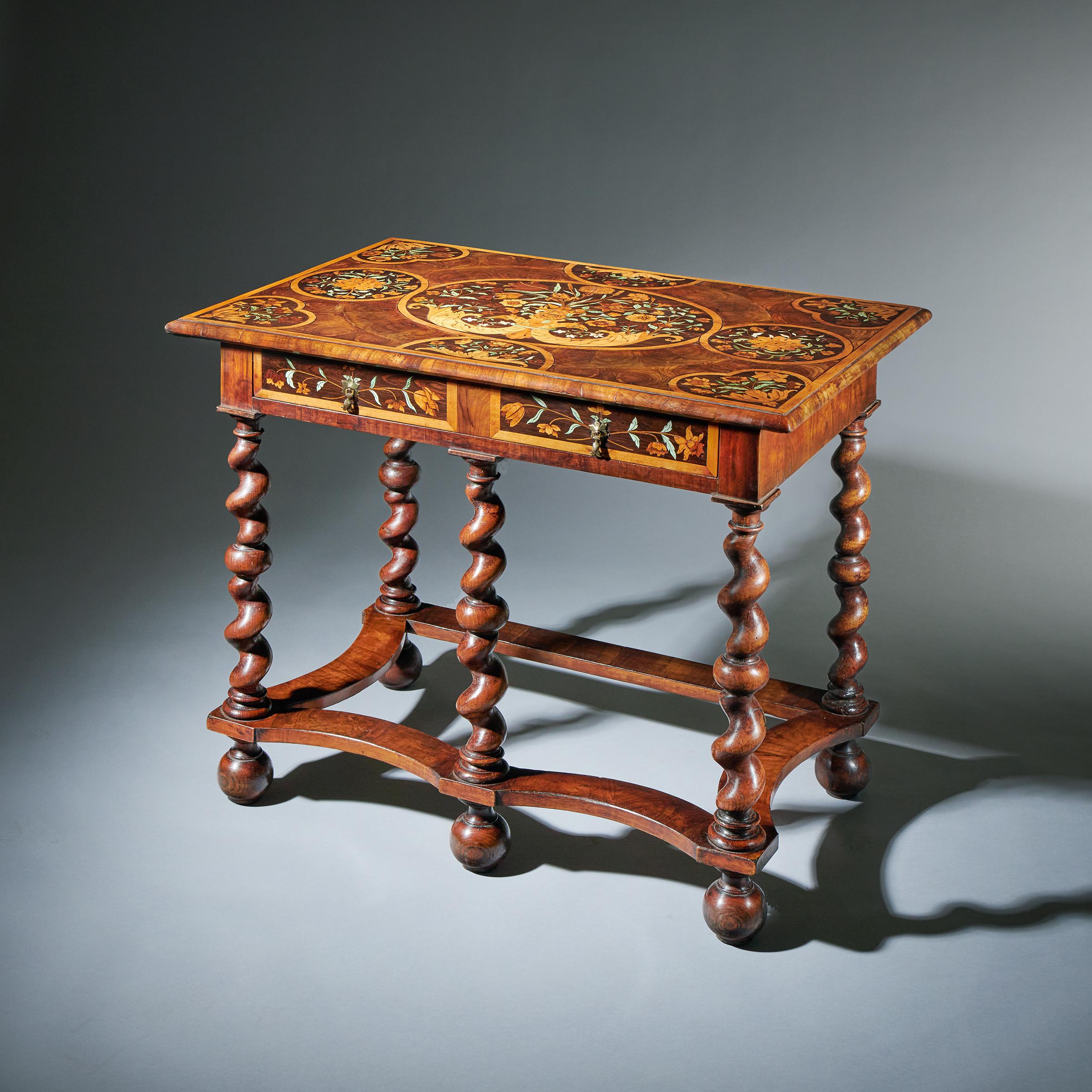 Anglais Très importante table en marqueterie florale Charles II du 17ème siècle par Gerrit Jensen en vente