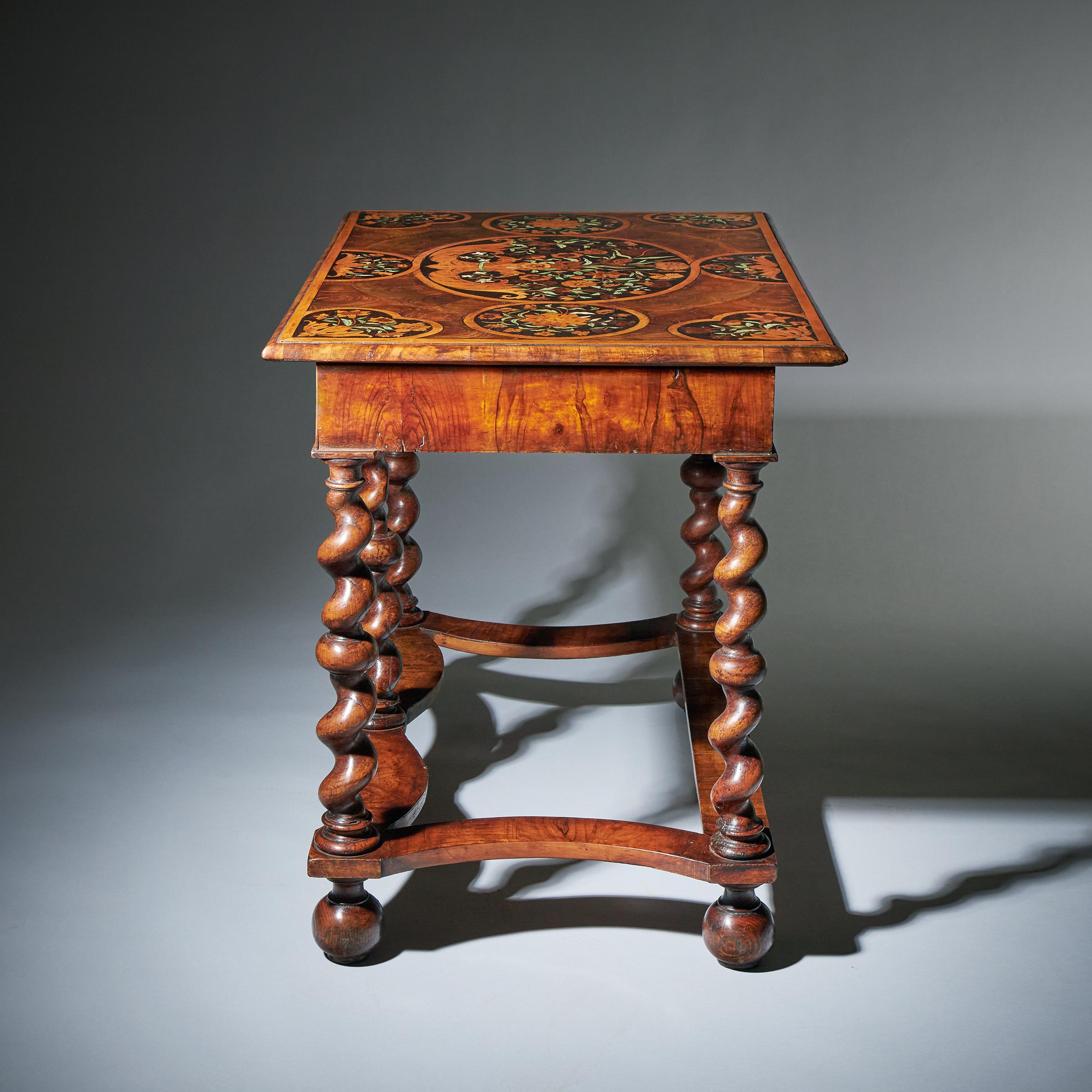 Marqueterie Très importante table en marqueterie florale Charles II du 17ème siècle par Gerrit Jensen en vente