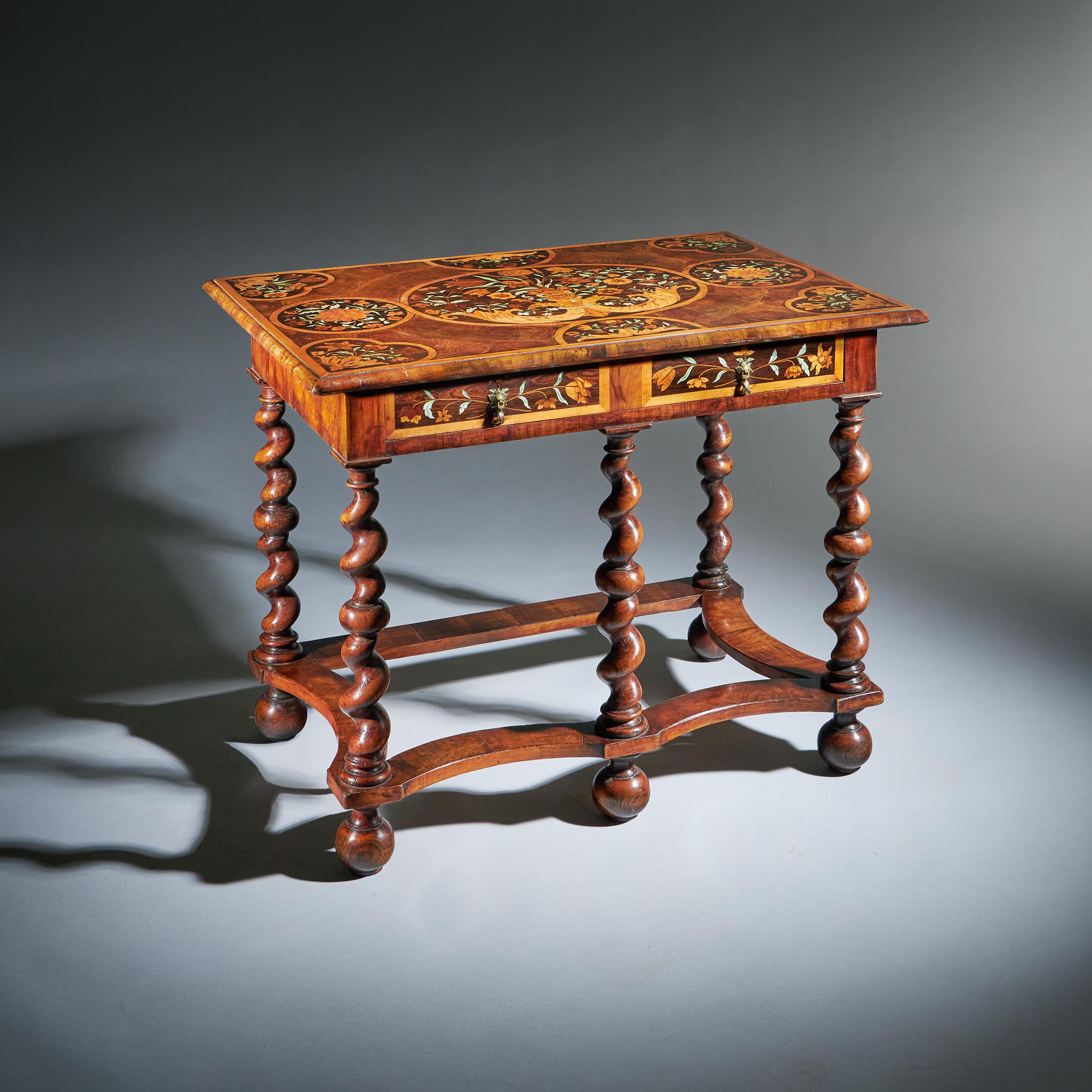 XVIIIe siècle et antérieur Très importante table en marqueterie florale Charles II du 17ème siècle par Gerrit Jensen en vente