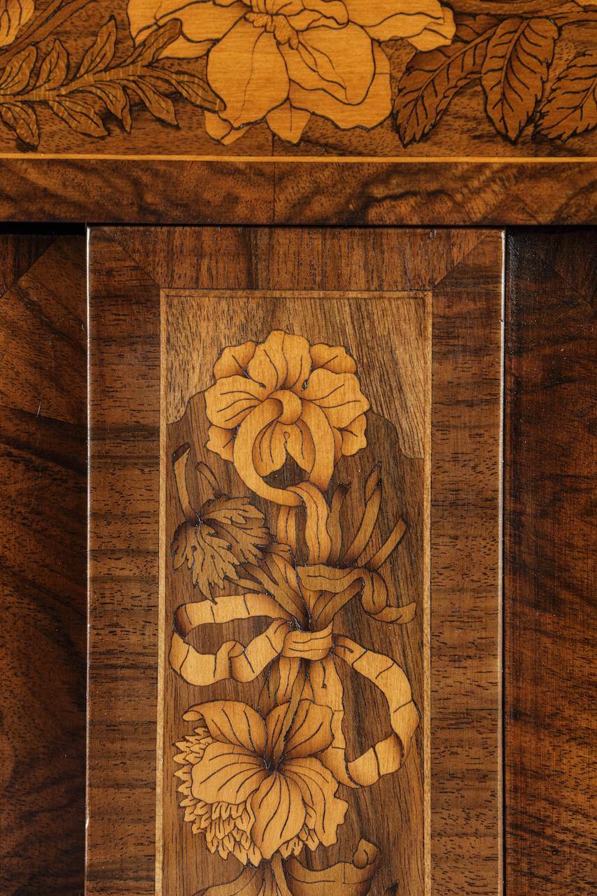 Highly Important Dutch Floral Marquetry Cabinet by Jan van Mekeren, circa 1700 For Sale 4