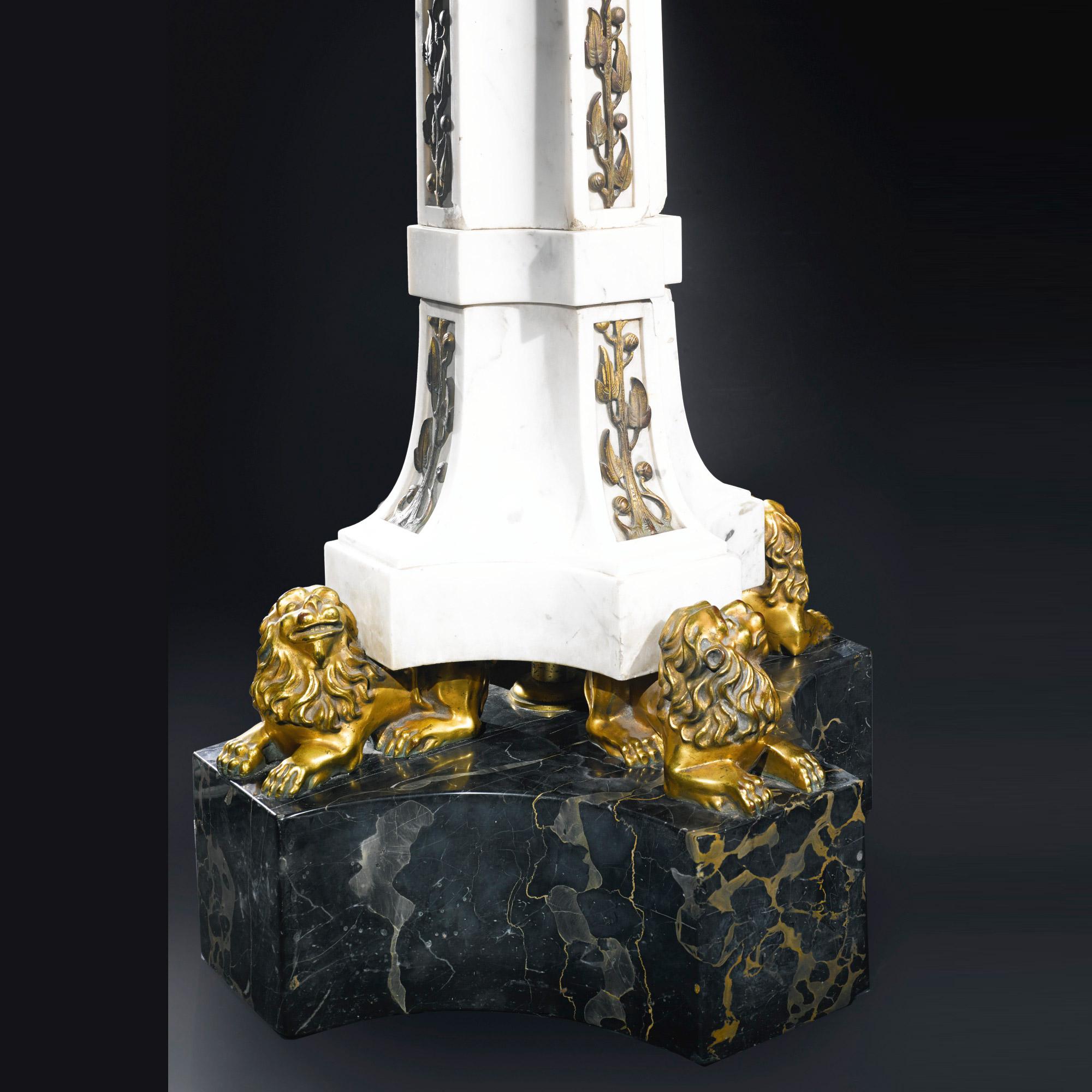 Sculpté  Paire monumentale de lampadaires en marbre montés en bronze doré att. E.F.Caldwell en vente