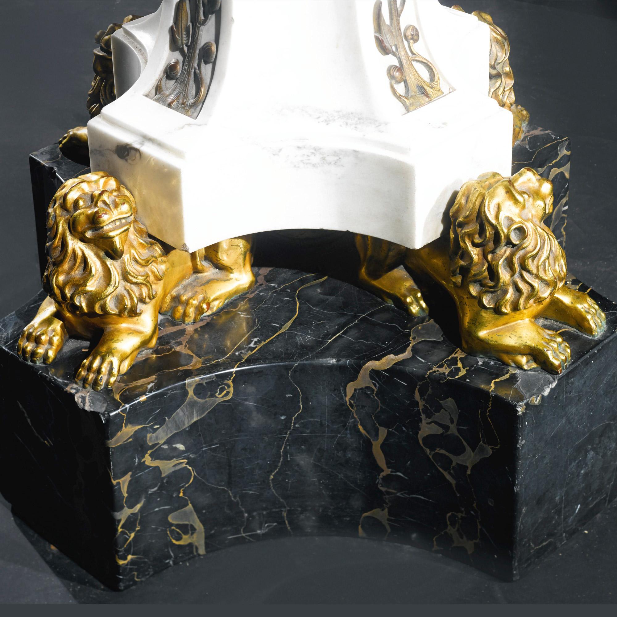  Paire monumentale de lampadaires en marbre montés en bronze doré att. E.F.Caldwell Excellent état - En vente à New York, NY