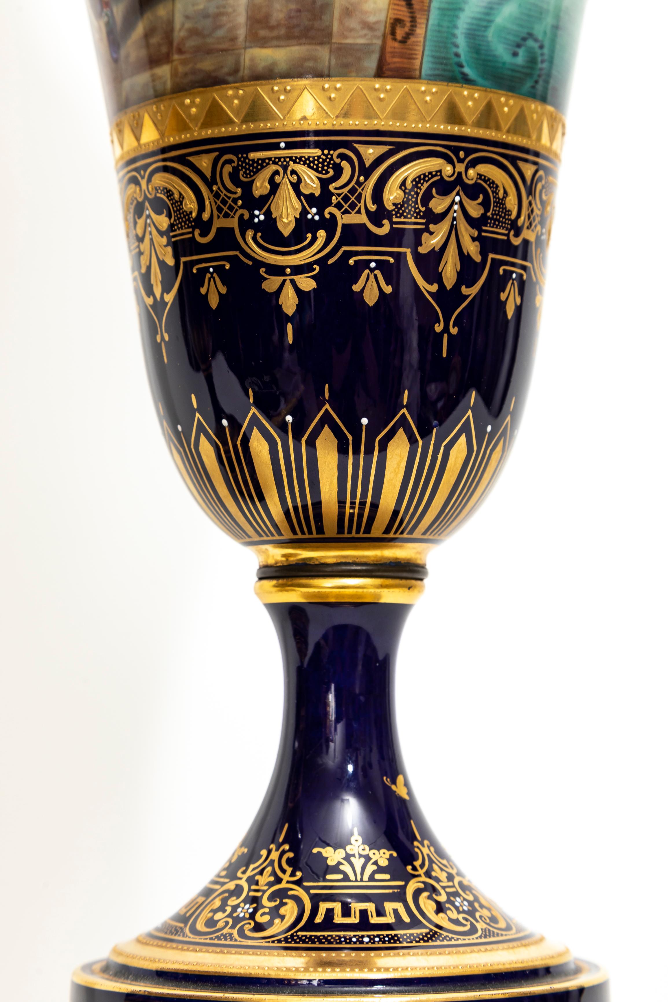 Paire très importante de vases en porcelaine de Vienne du XIXe siècle peints à la main en vente 3