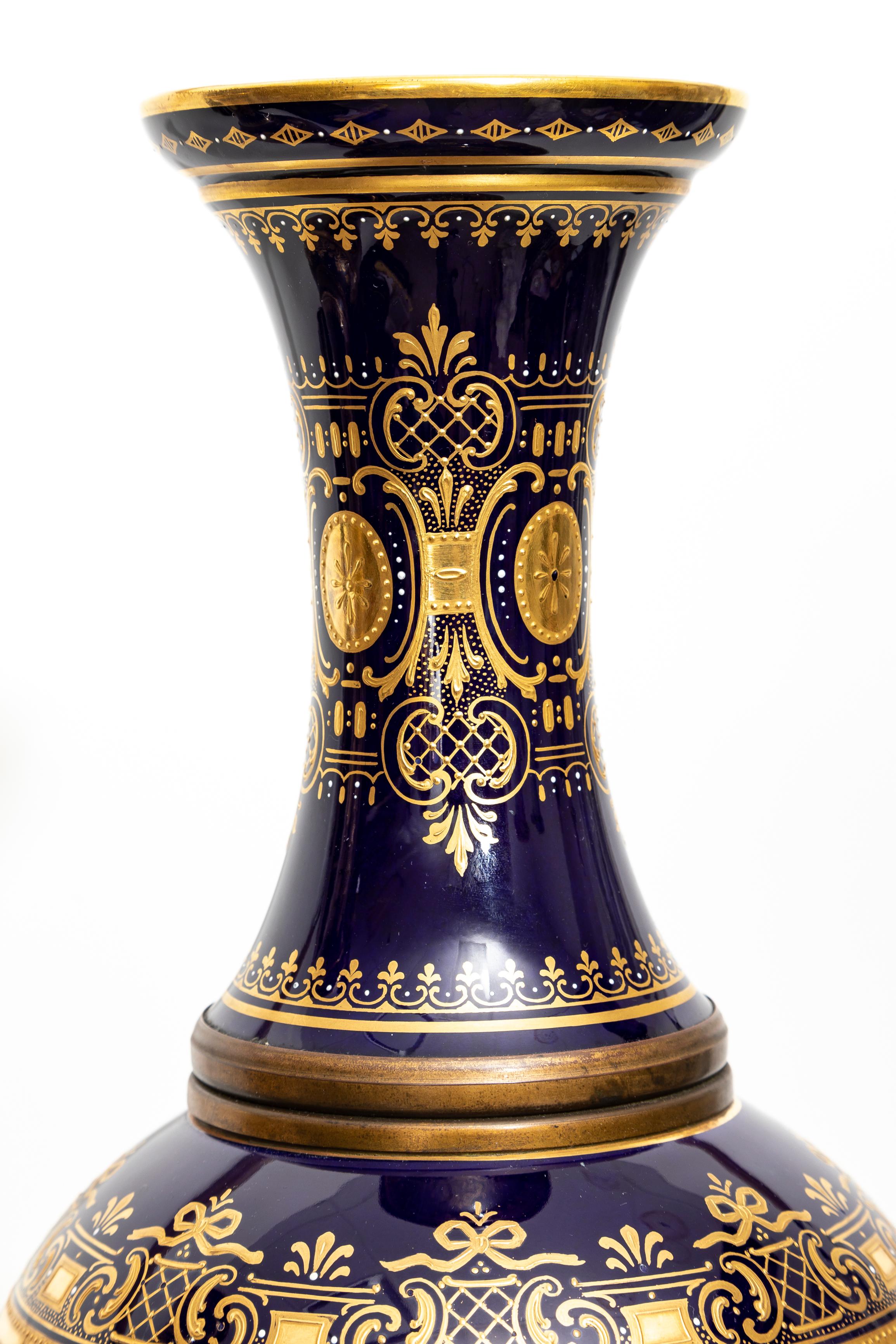 Paire très importante de vases en porcelaine de Vienne du XIXe siècle peints à la main en vente 4