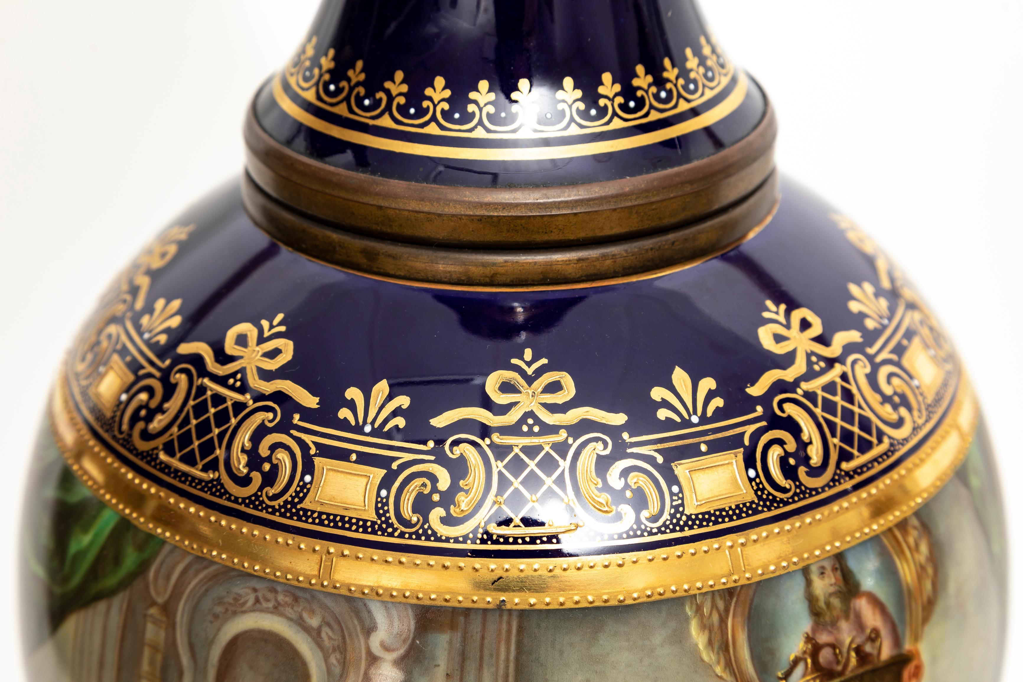Paire très importante de vases en porcelaine de Vienne du XIXe siècle peints à la main en vente 5