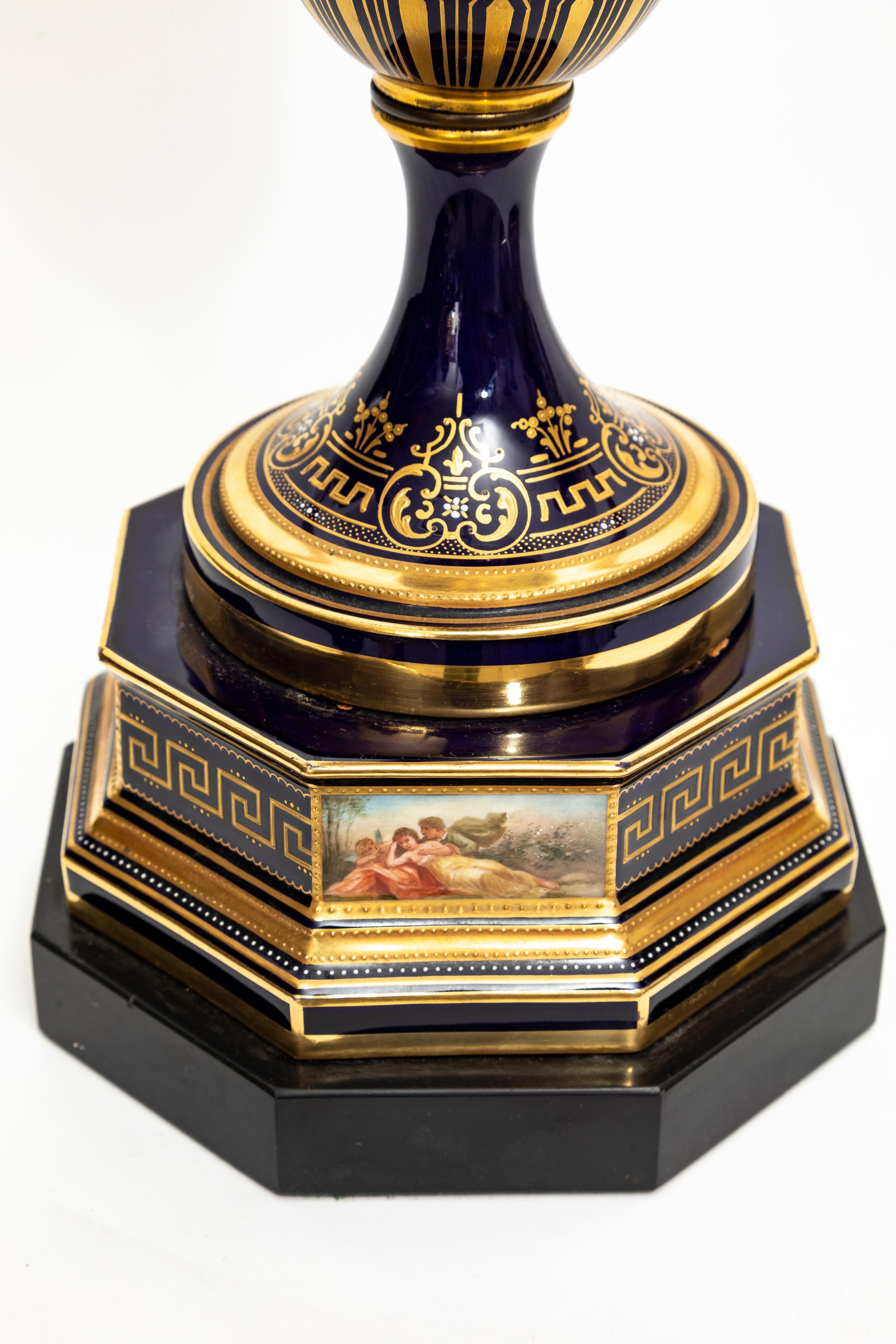 Paire très importante de vases en porcelaine de Vienne du XIXe siècle peints à la main en vente 6