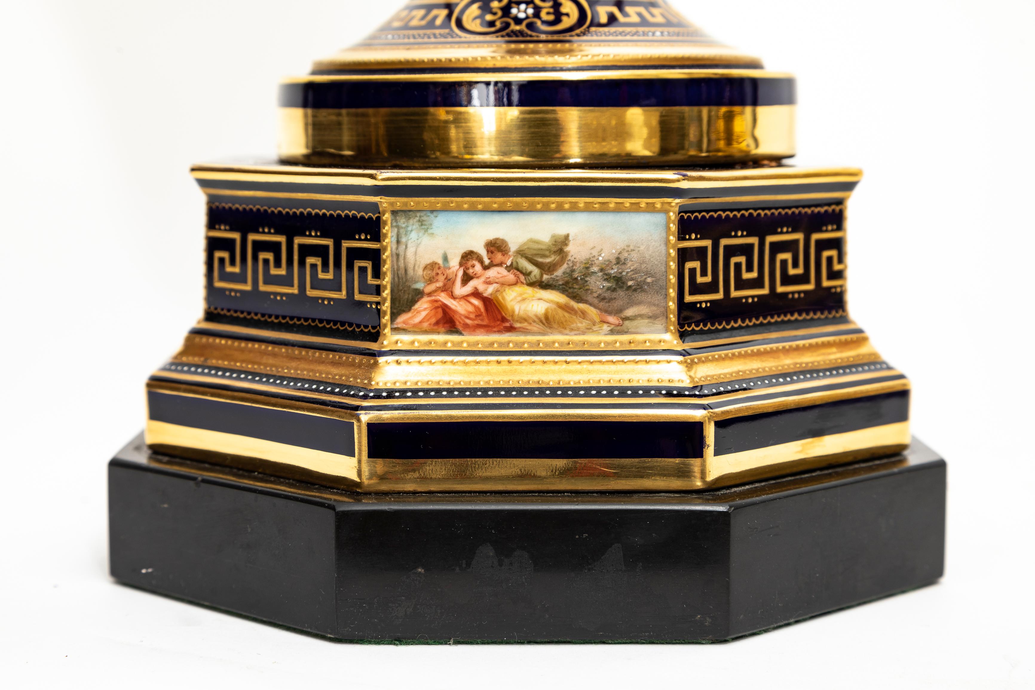 Paire très importante de vases en porcelaine de Vienne du XIXe siècle peints à la main en vente 7