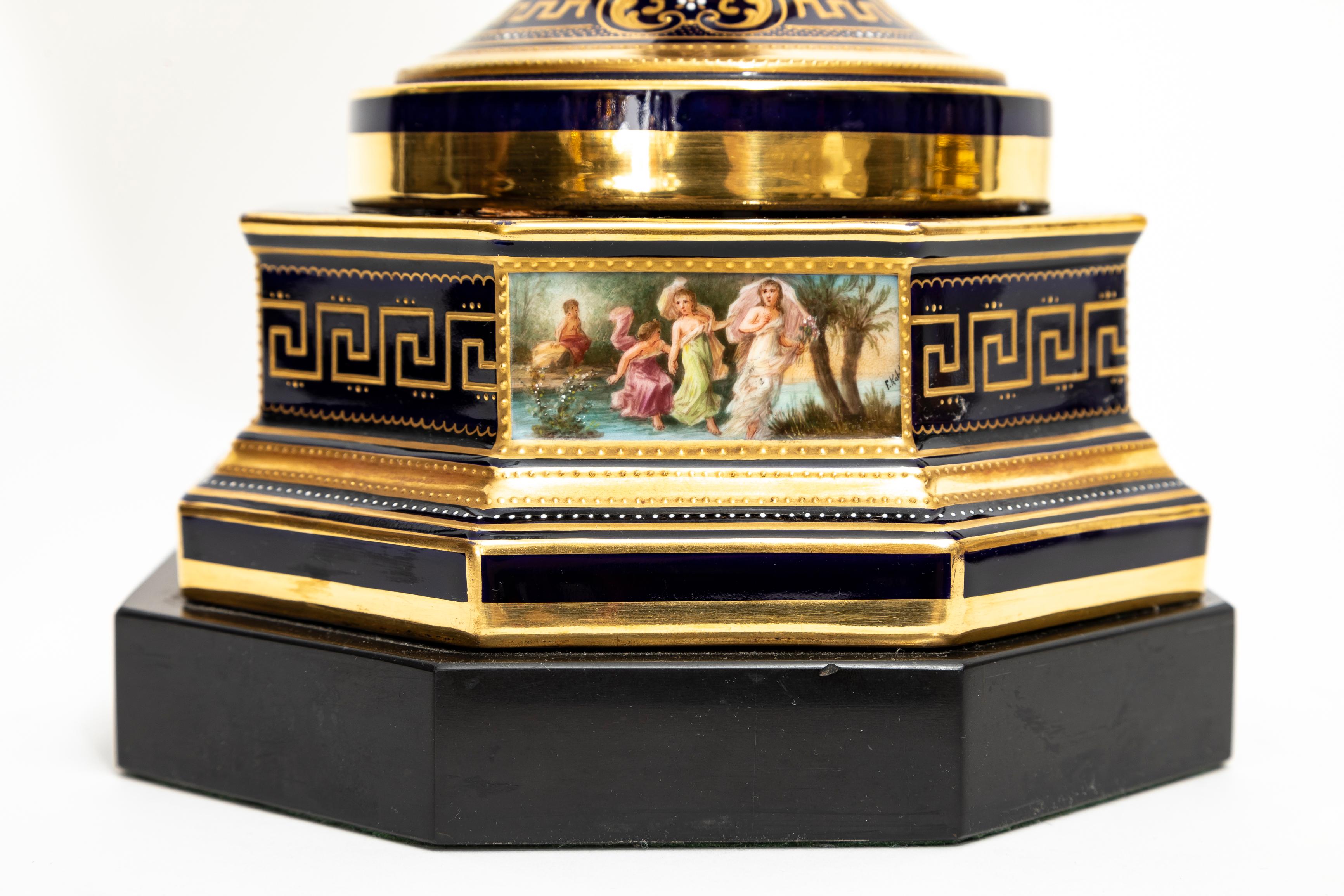Paire très importante de vases en porcelaine de Vienne du XIXe siècle peints à la main en vente 8