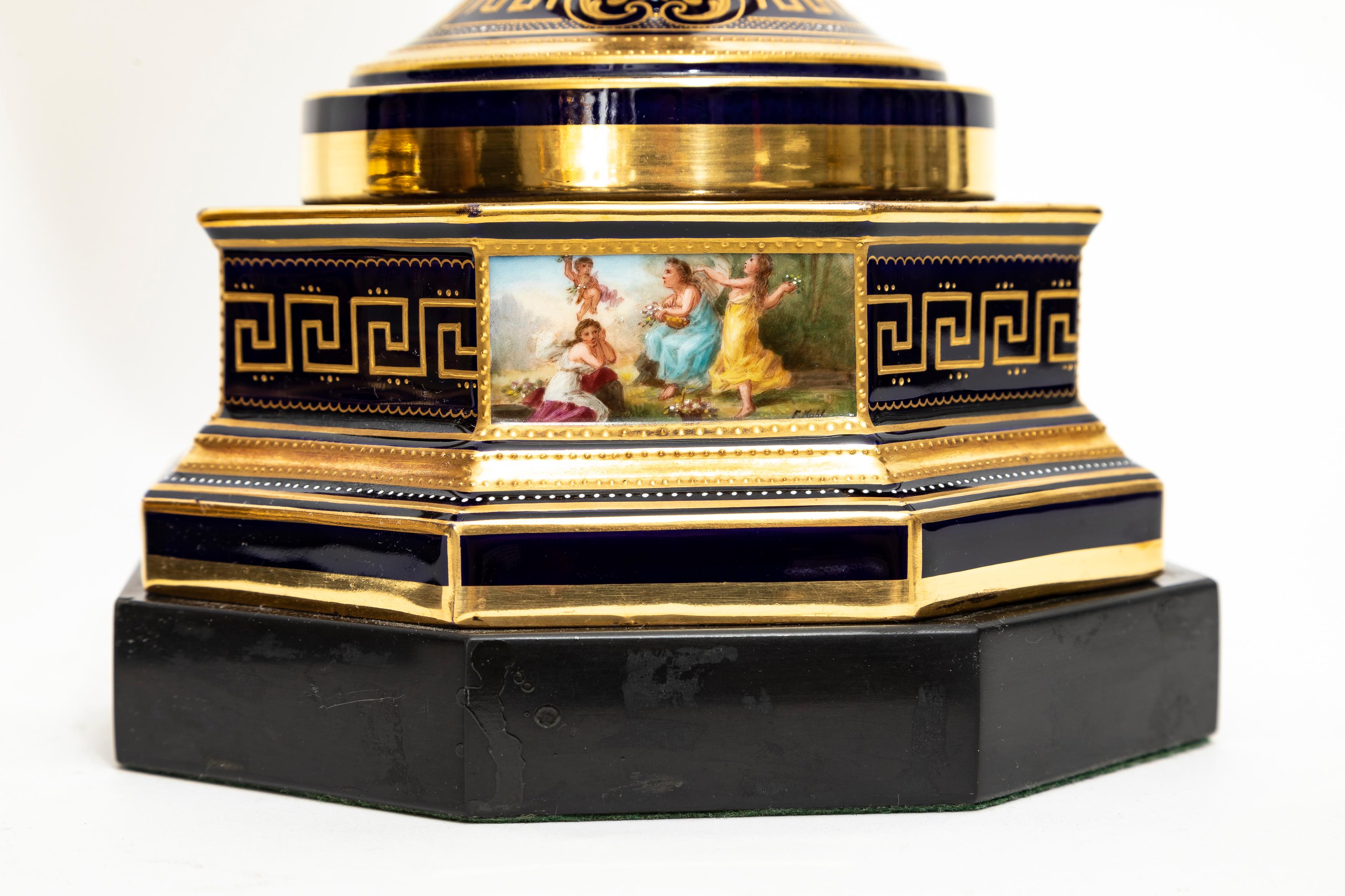 Paire très importante de vases en porcelaine de Vienne du XIXe siècle peints à la main en vente 9