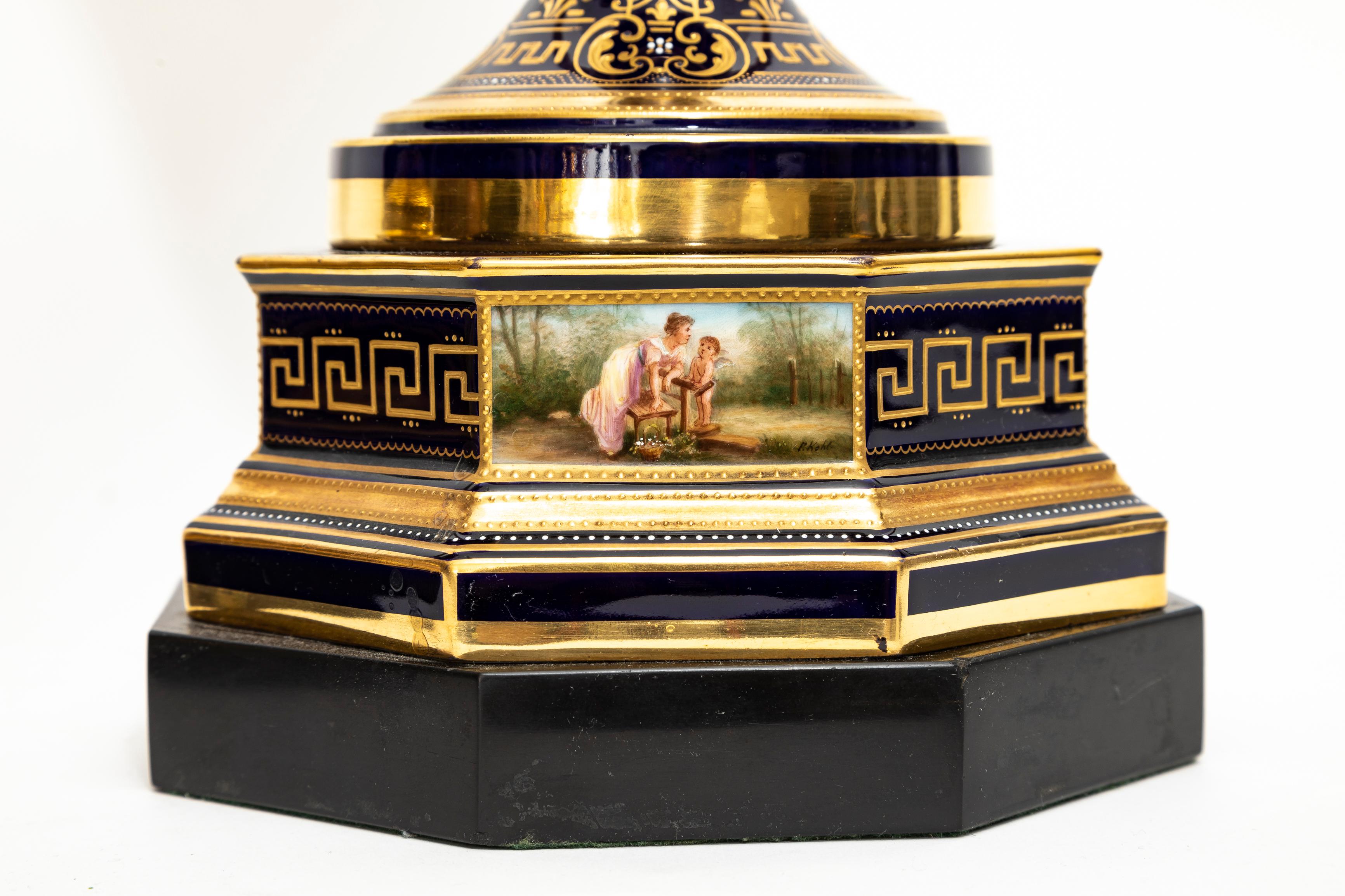 Paire très importante de vases en porcelaine de Vienne du XIXe siècle peints à la main en vente 10