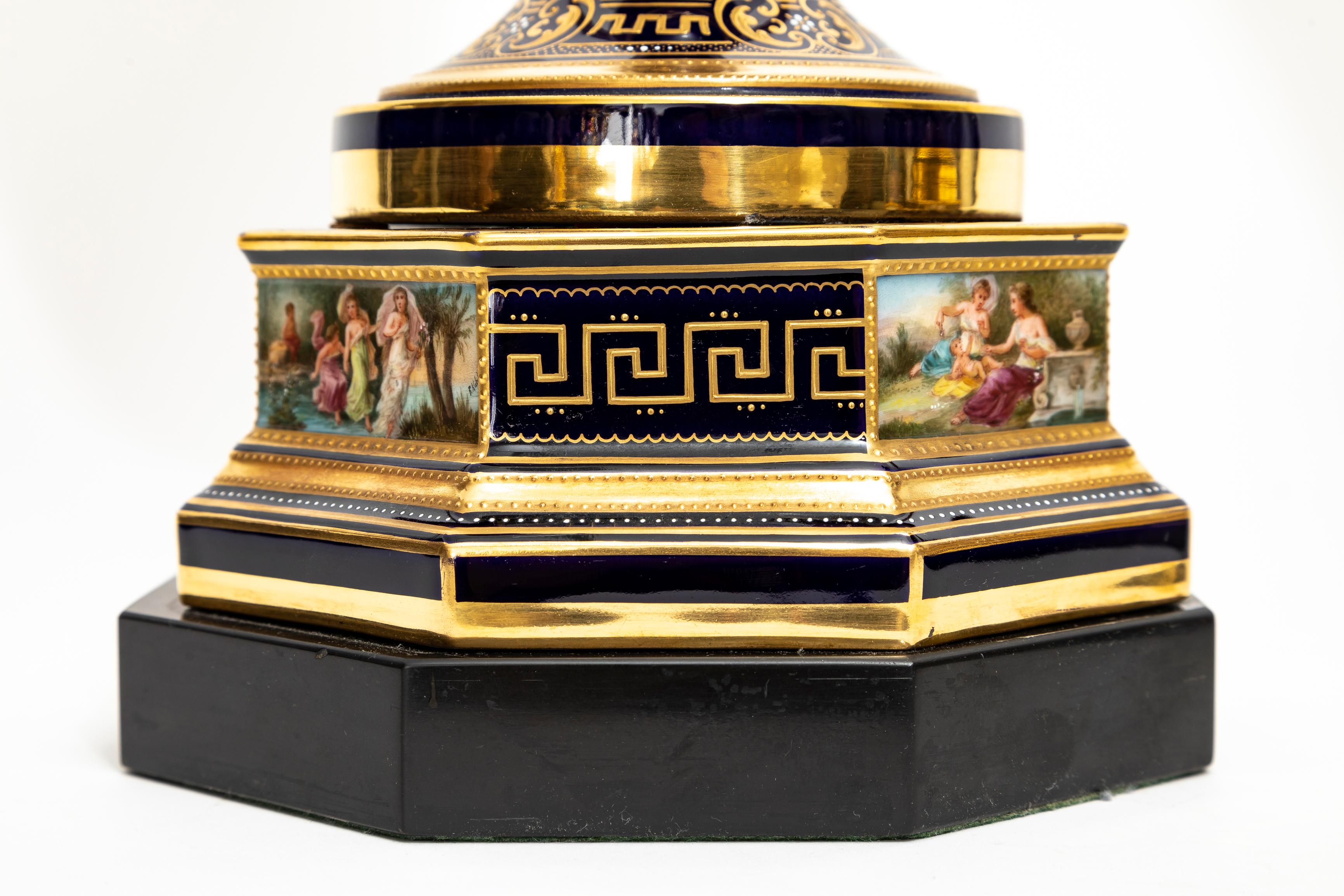 Paire très importante de vases en porcelaine de Vienne du XIXe siècle peints à la main en vente 11
