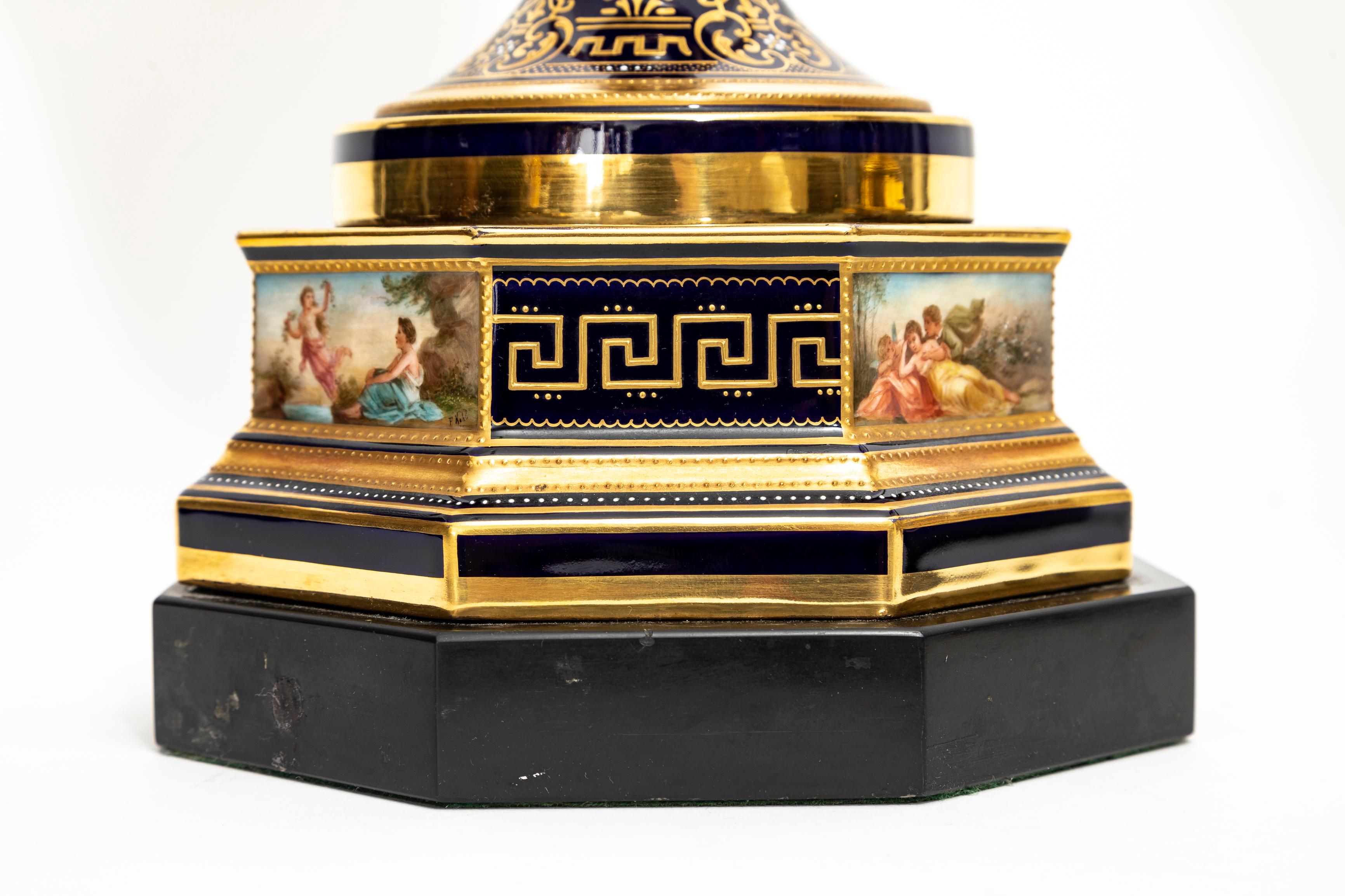 Paire très importante de vases en porcelaine de Vienne du XIXe siècle peints à la main en vente 12