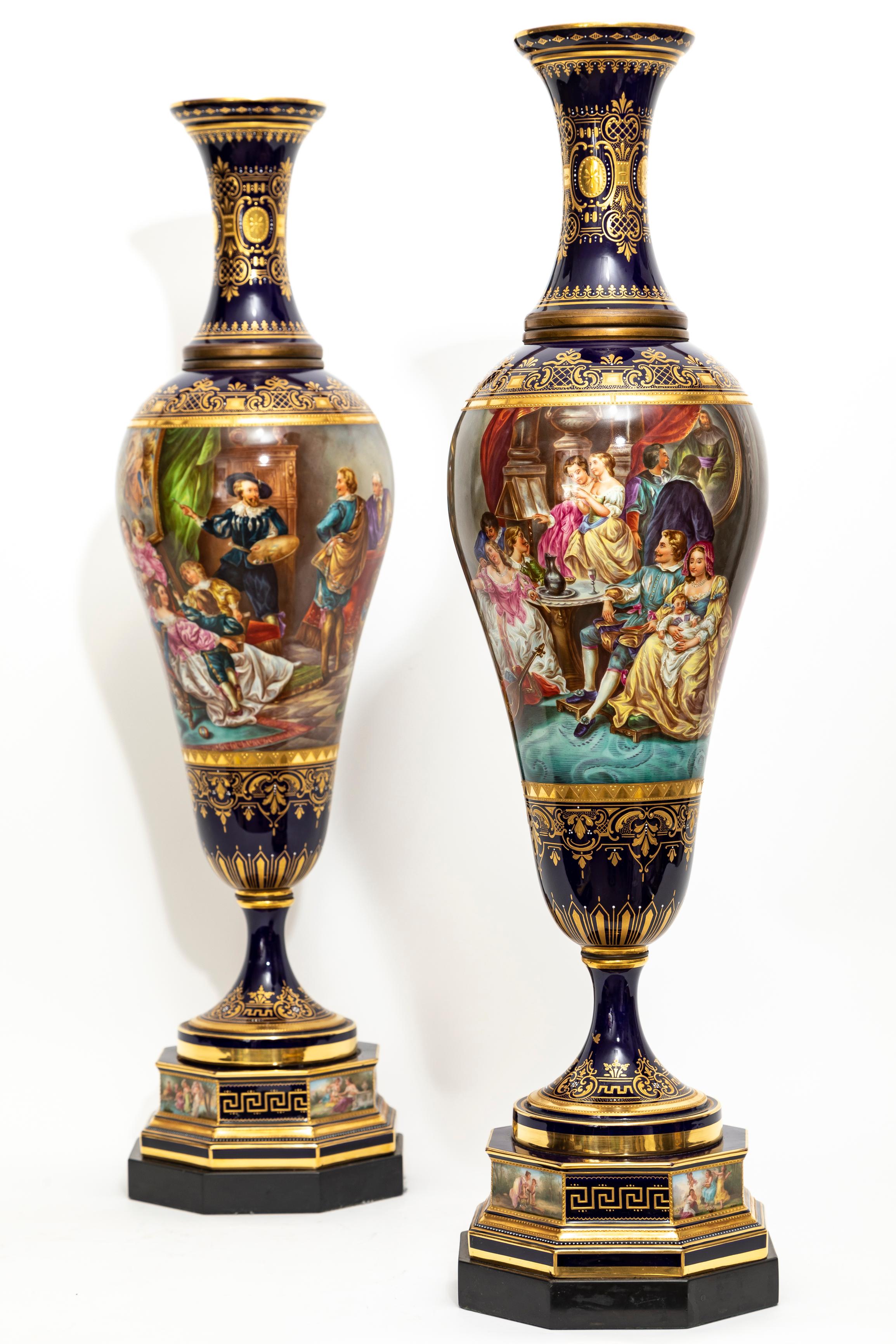 Autrichien Paire très importante de vases en porcelaine de Vienne du XIXe siècle peints à la main en vente