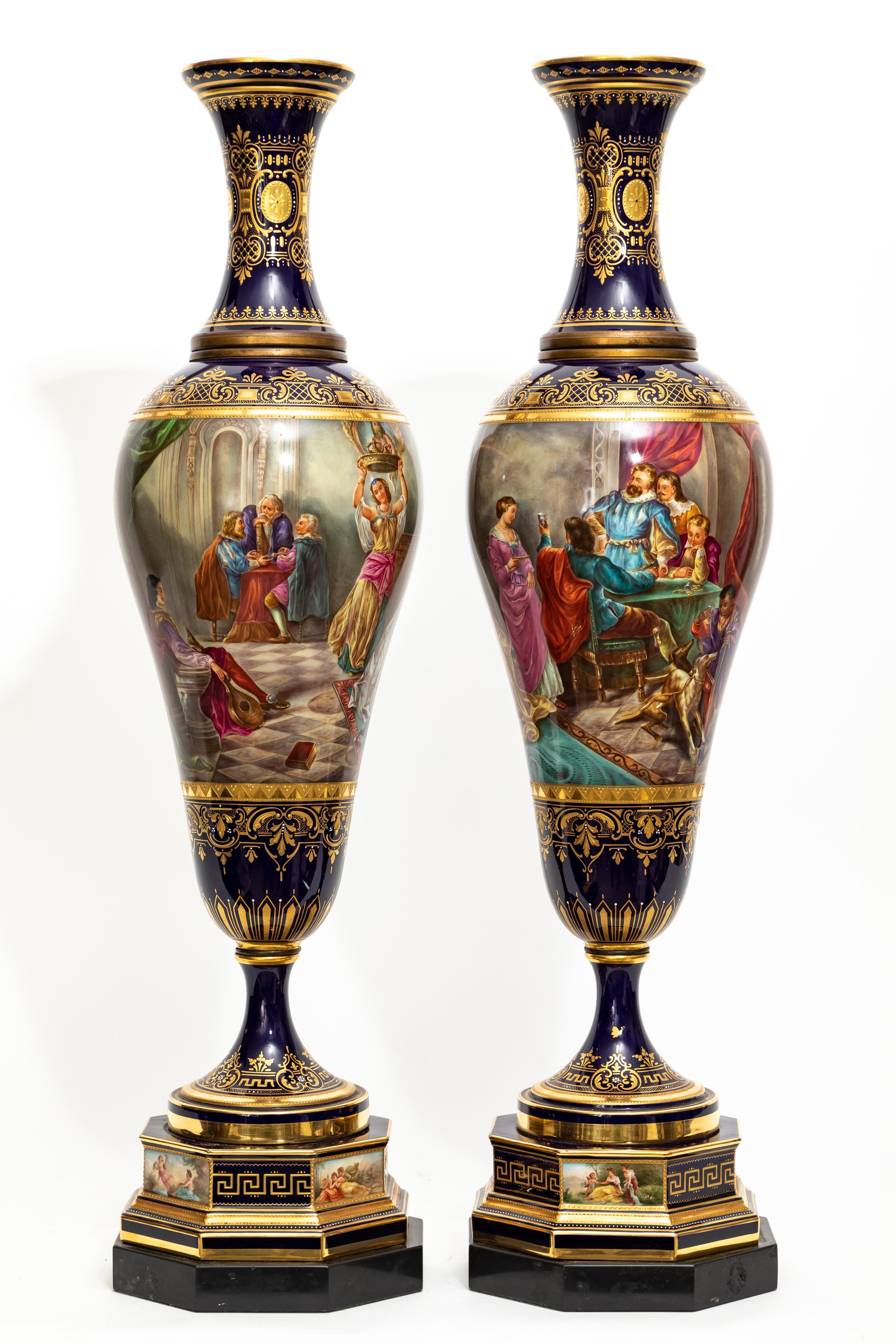 Fait main Paire très importante de vases en porcelaine de Vienne du XIXe siècle peints à la main en vente