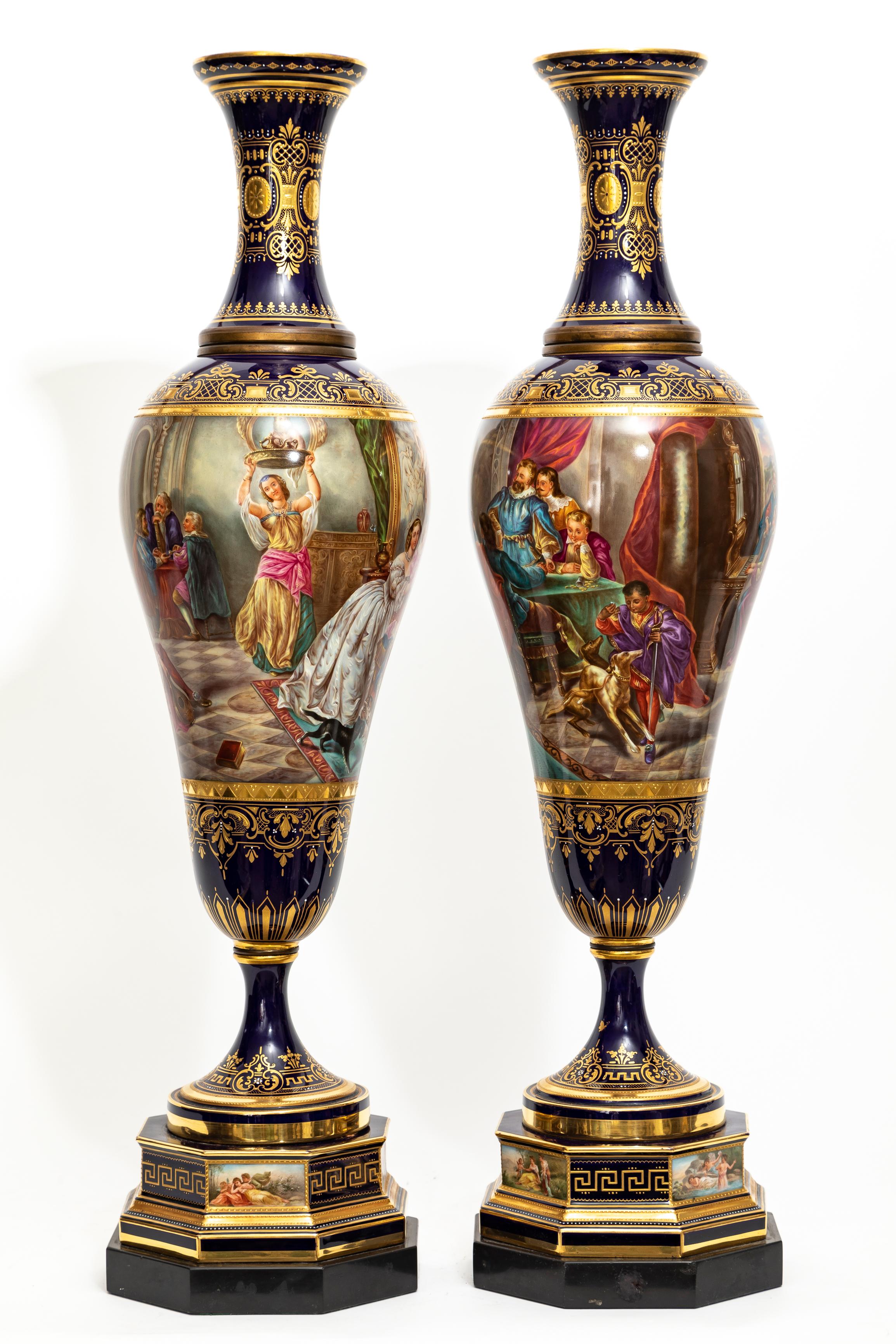 Paire très importante de vases en porcelaine de Vienne du XIXe siècle peints à la main Bon état - En vente à New York, NY