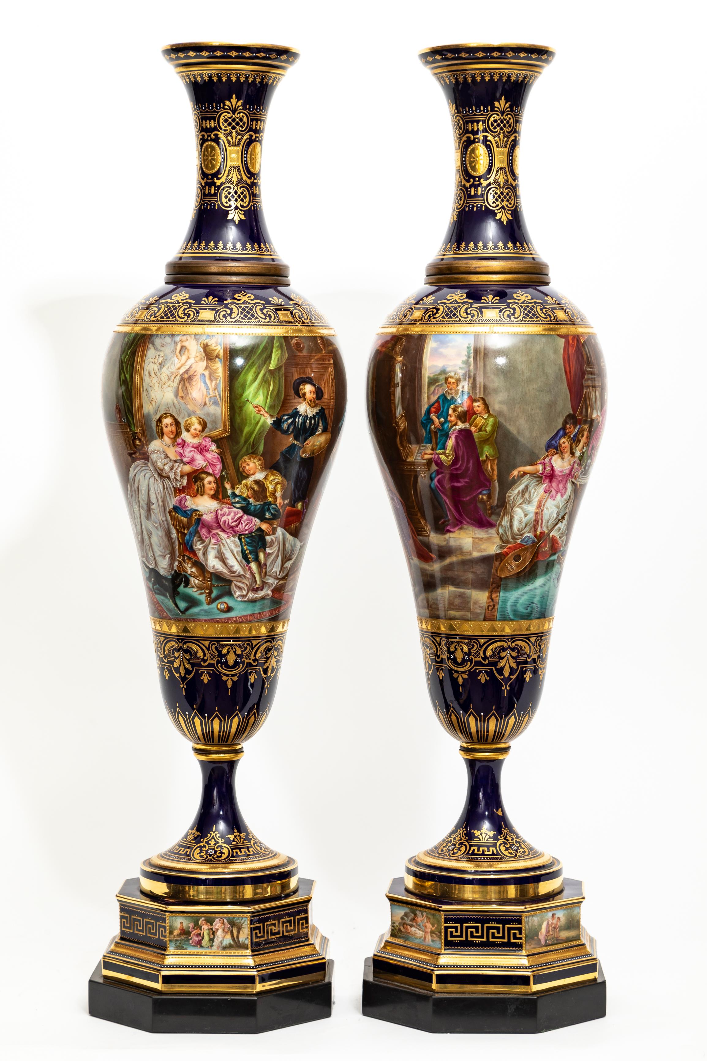 Porcelaine Paire très importante de vases en porcelaine de Vienne du XIXe siècle peints à la main en vente