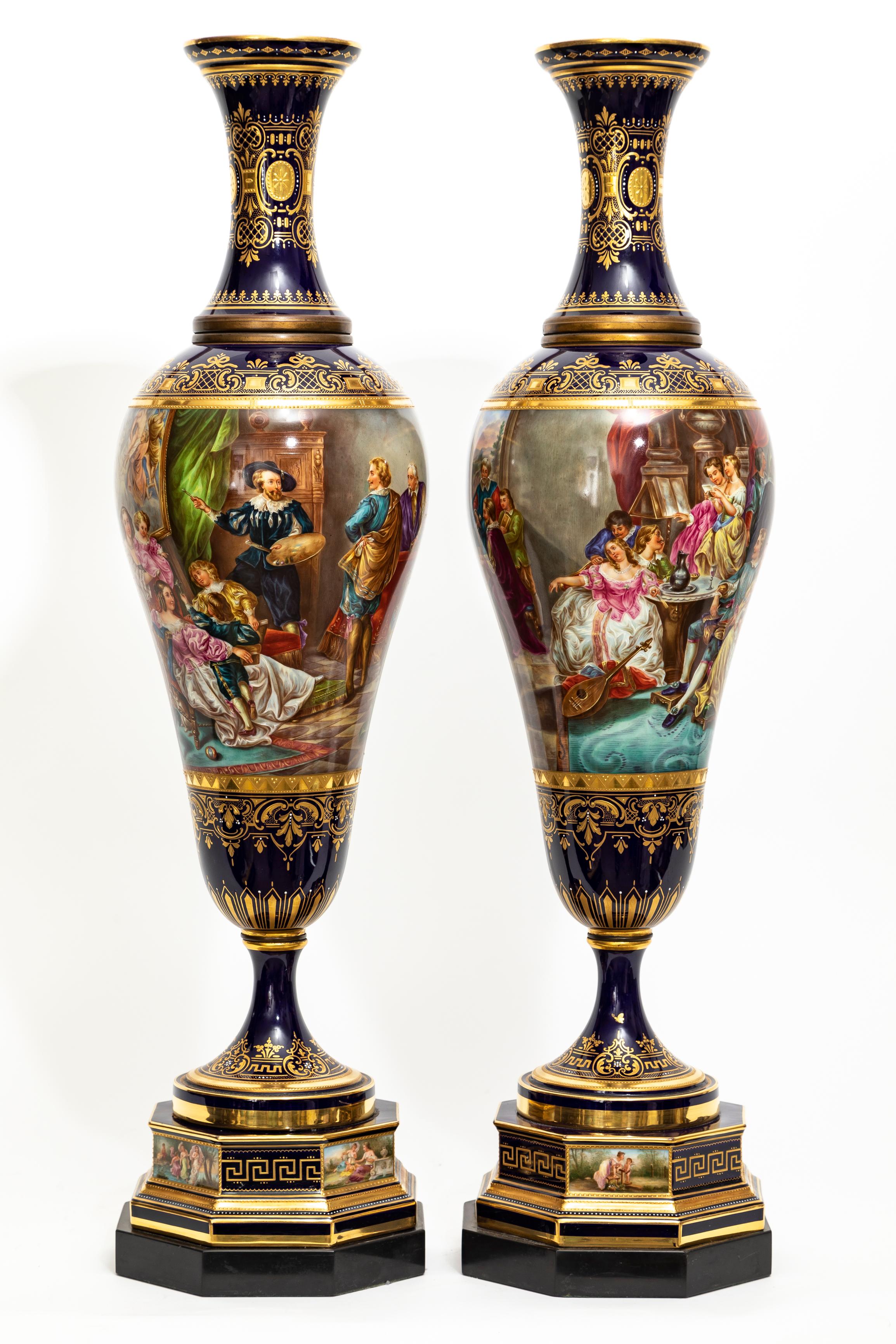 Paire très importante de vases en porcelaine de Vienne du XIXe siècle peints à la main en vente 1