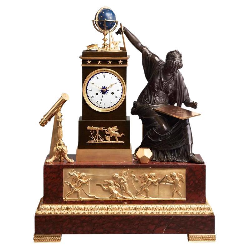 Horloge de cheminée Empire Urania très impressionnante en vente