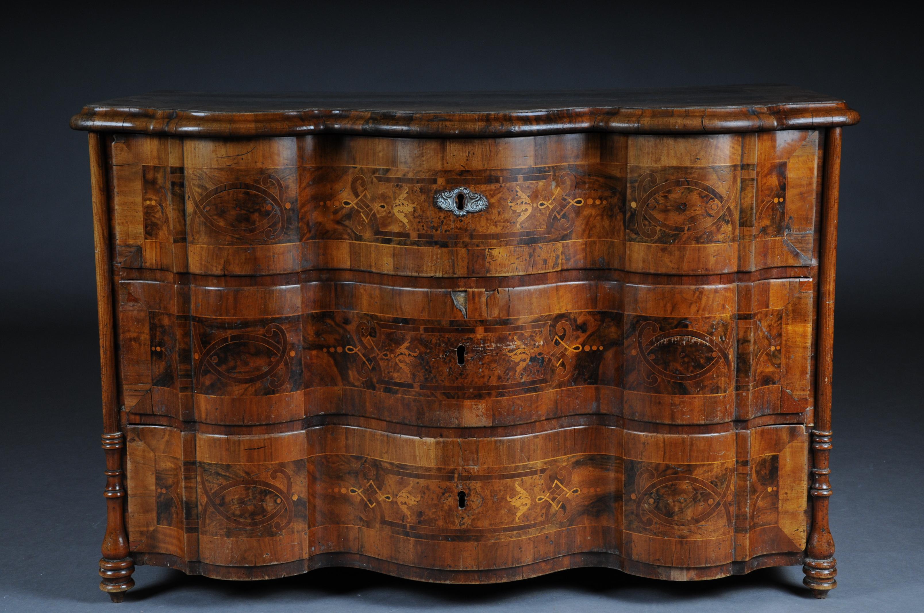 Highly interesting inlaid Baroque commode, circa 1740

Various fine wood veneers on solid fir wood. Profile framed, reasonably curved frame on pressed ball feet. Just 3 Schübiger, strongly curved in the front body. Sides and cover plate with