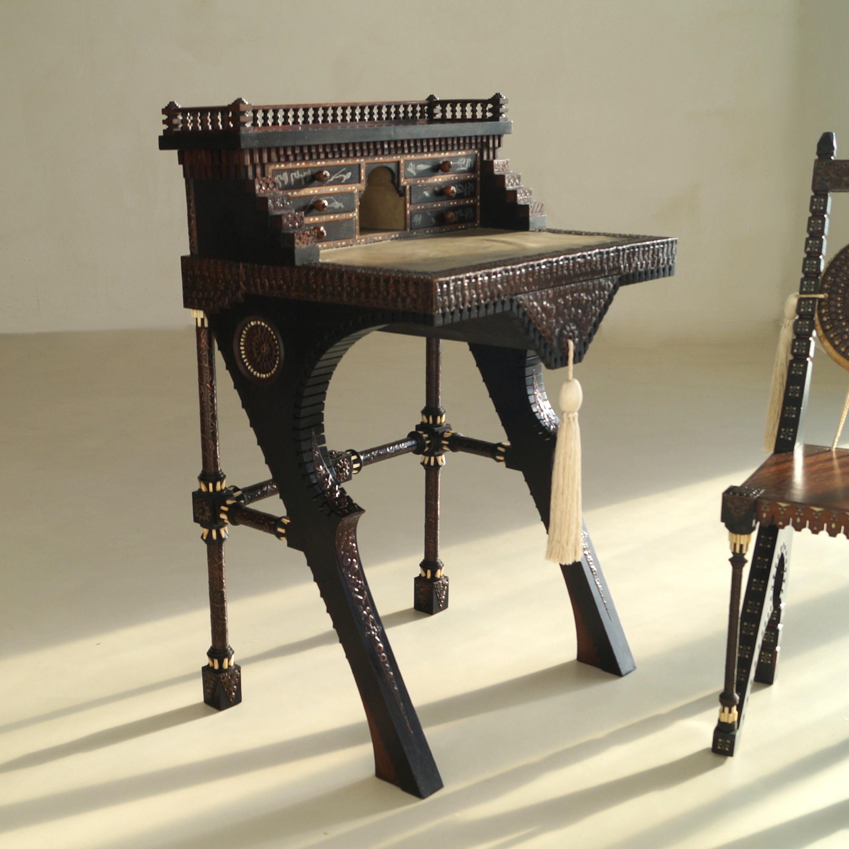 Hochverzierter Carlo Bugatti Schreibtisch und Stuhl, um 1910 im Angebot 2