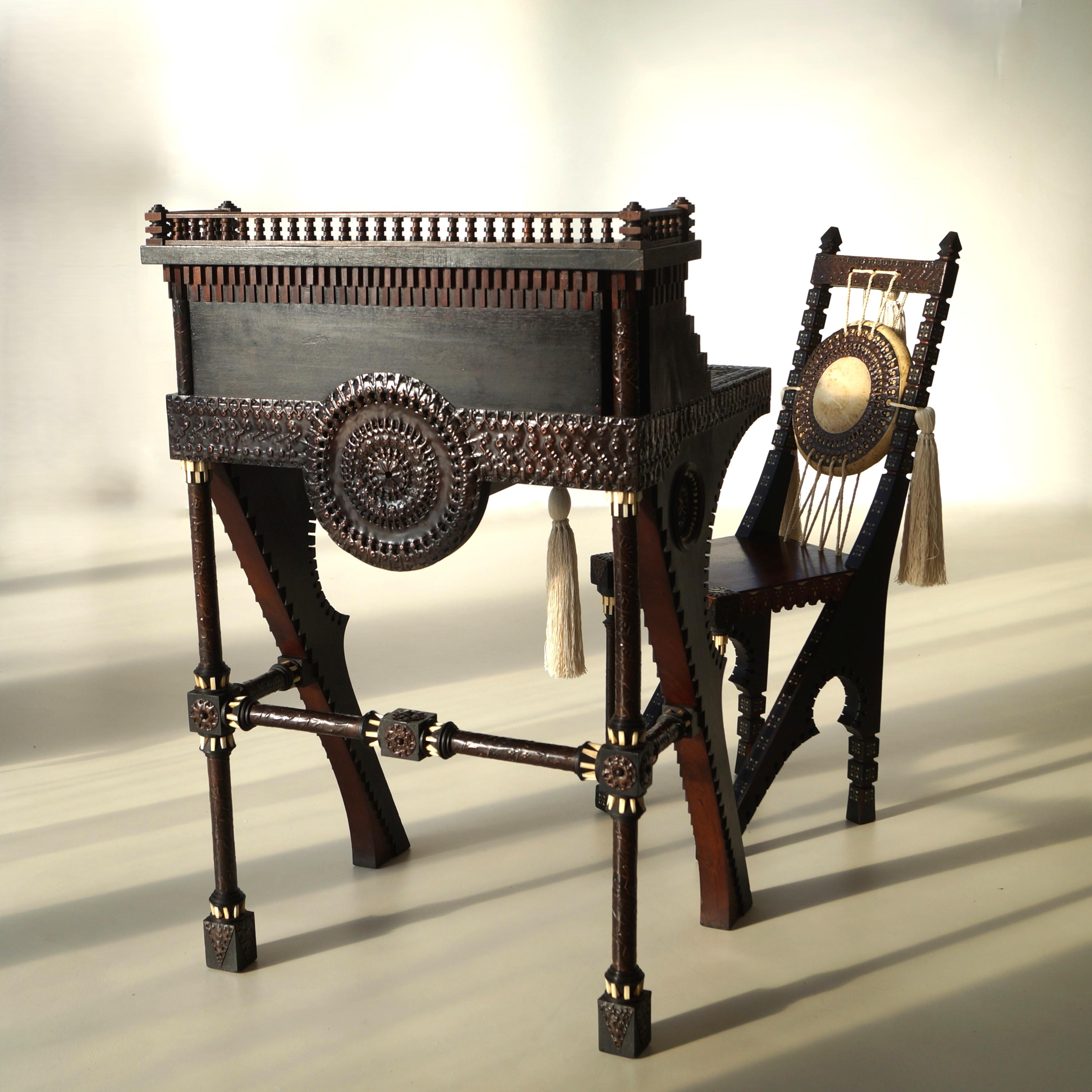 Hochverzierter Carlo Bugatti Schreibtisch und Stuhl, um 1910 im Angebot 9