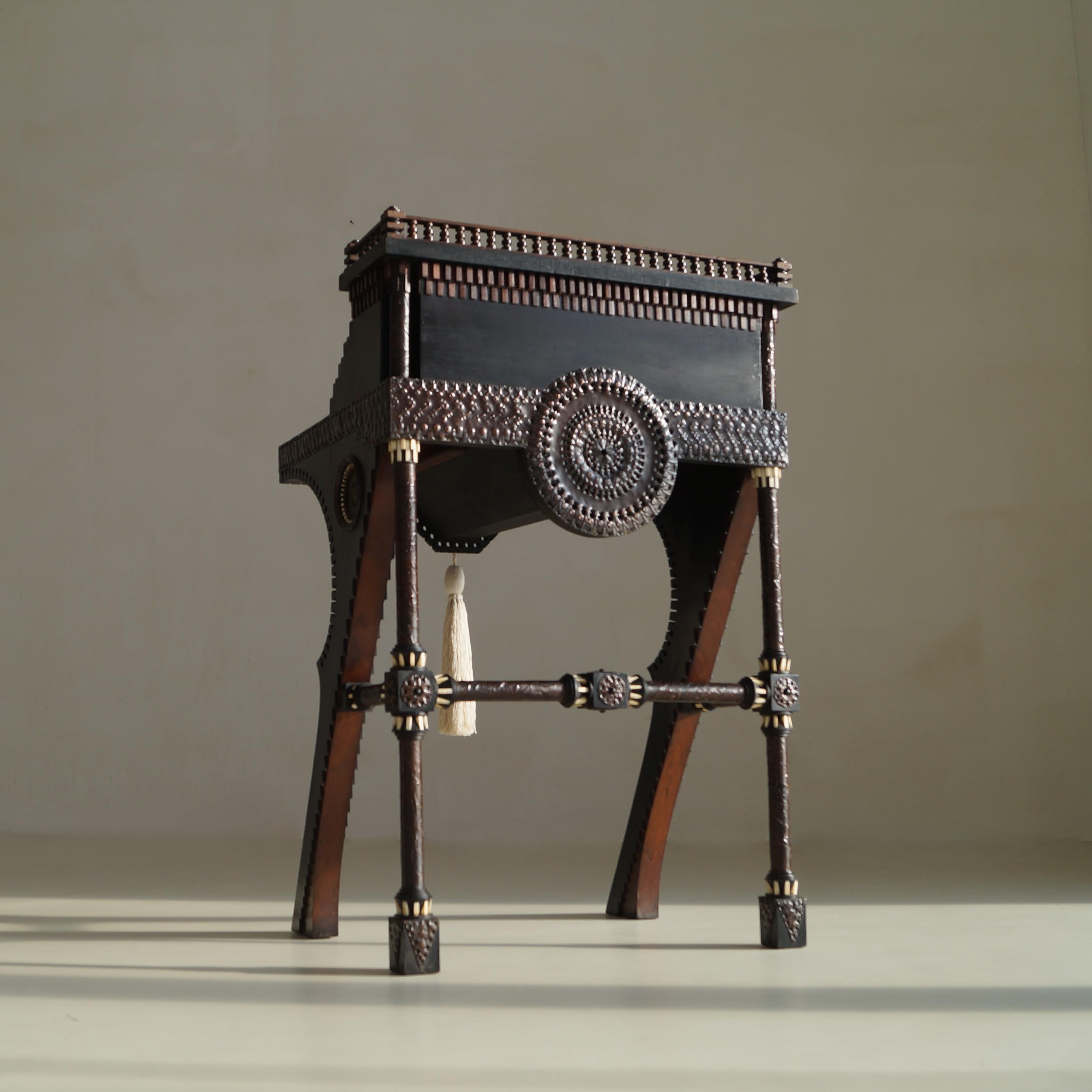 Hochverzierter Carlo Bugatti Schreibtisch und Stuhl, um 1910 im Angebot 10