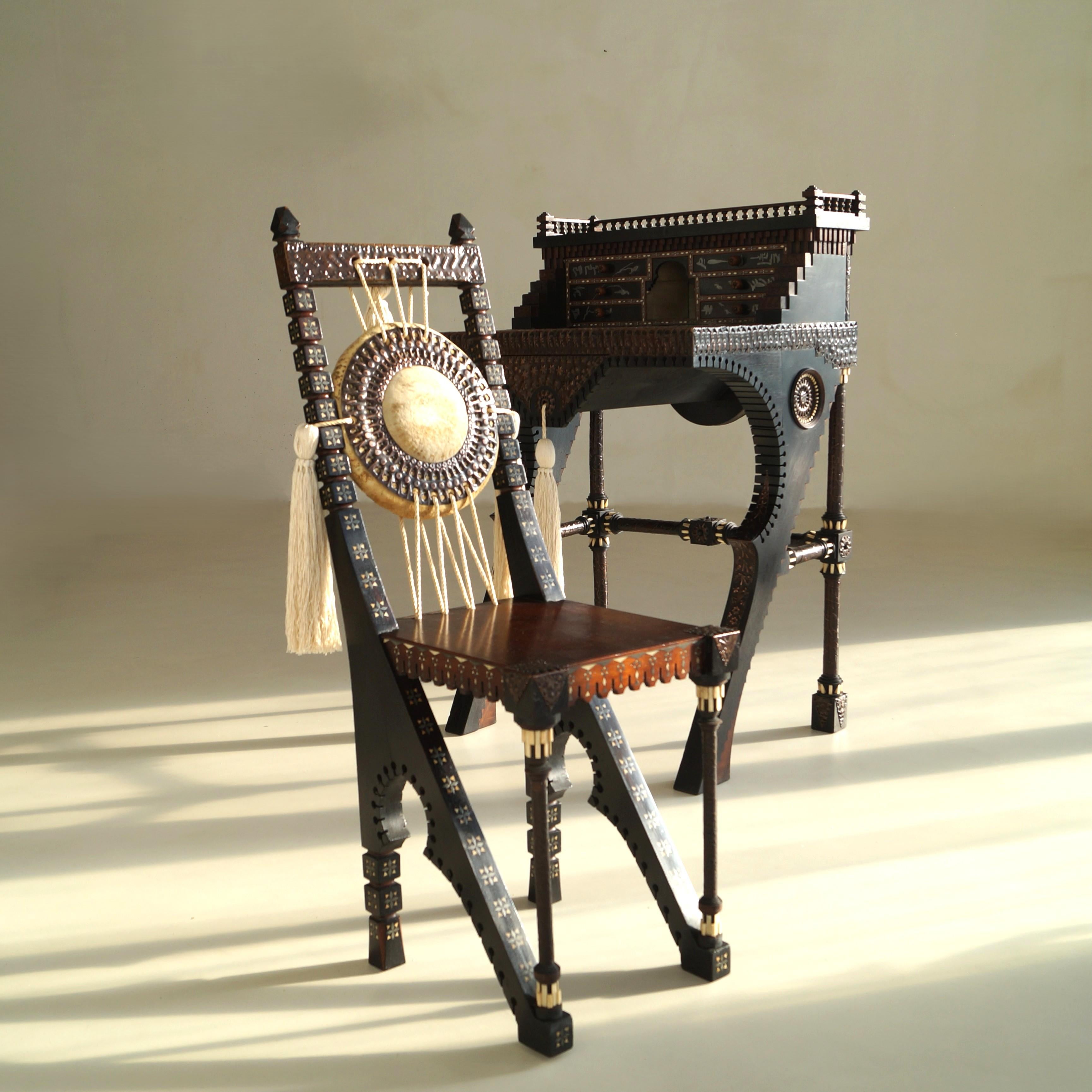 Dieser seltene Schreibtisch und der dazu passende Stuhl zeigen Carlo Bugattis phantasievolle, exzentrische Brillanz - eine auffallend unkonventionelle Wahl für mutige Innenarchitekten und Sammler mit einem Sinn für das Außergewöhnliche.

Das um 1910