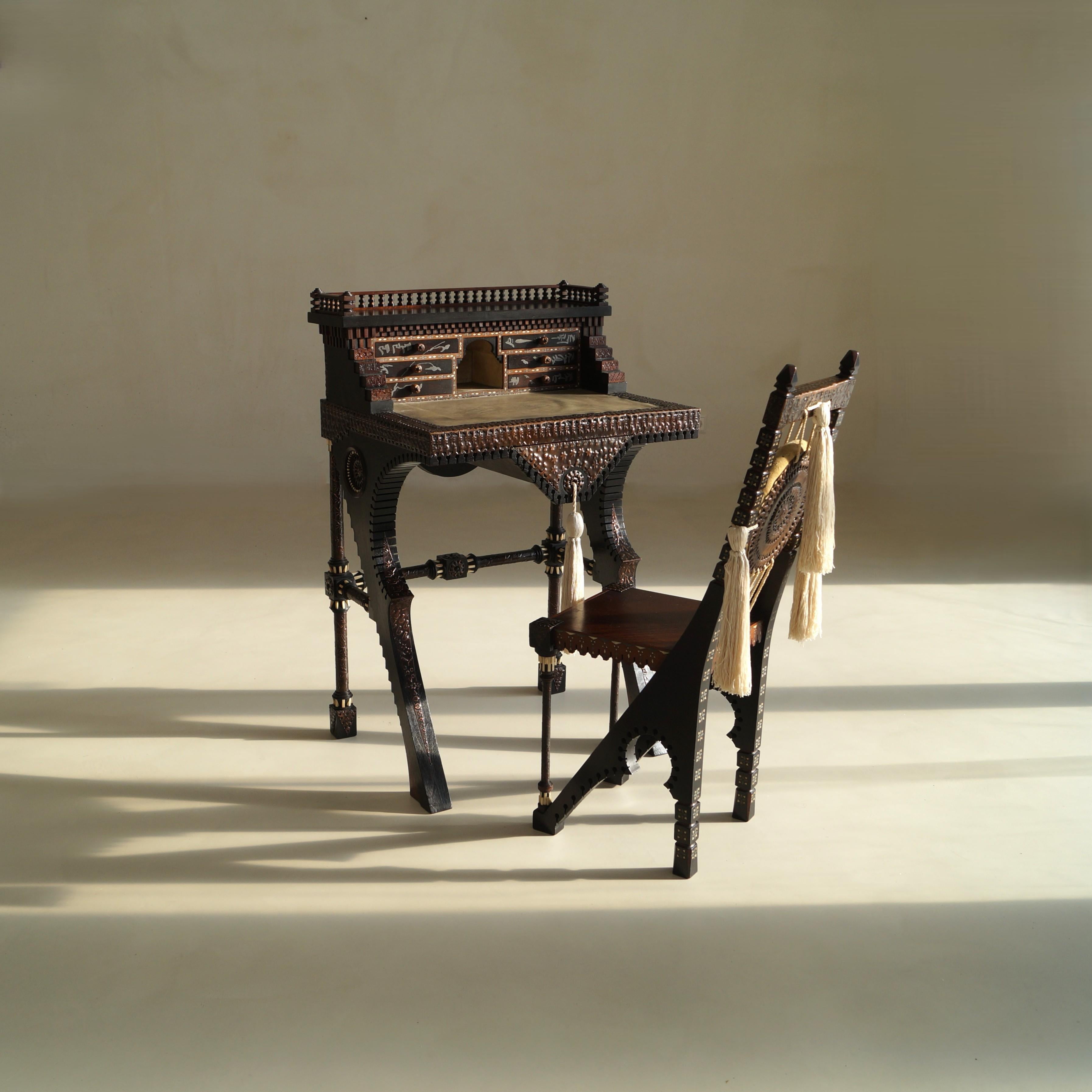 Hochverzierter Carlo Bugatti Schreibtisch und Stuhl, um 1910 (Art nouveau) im Angebot